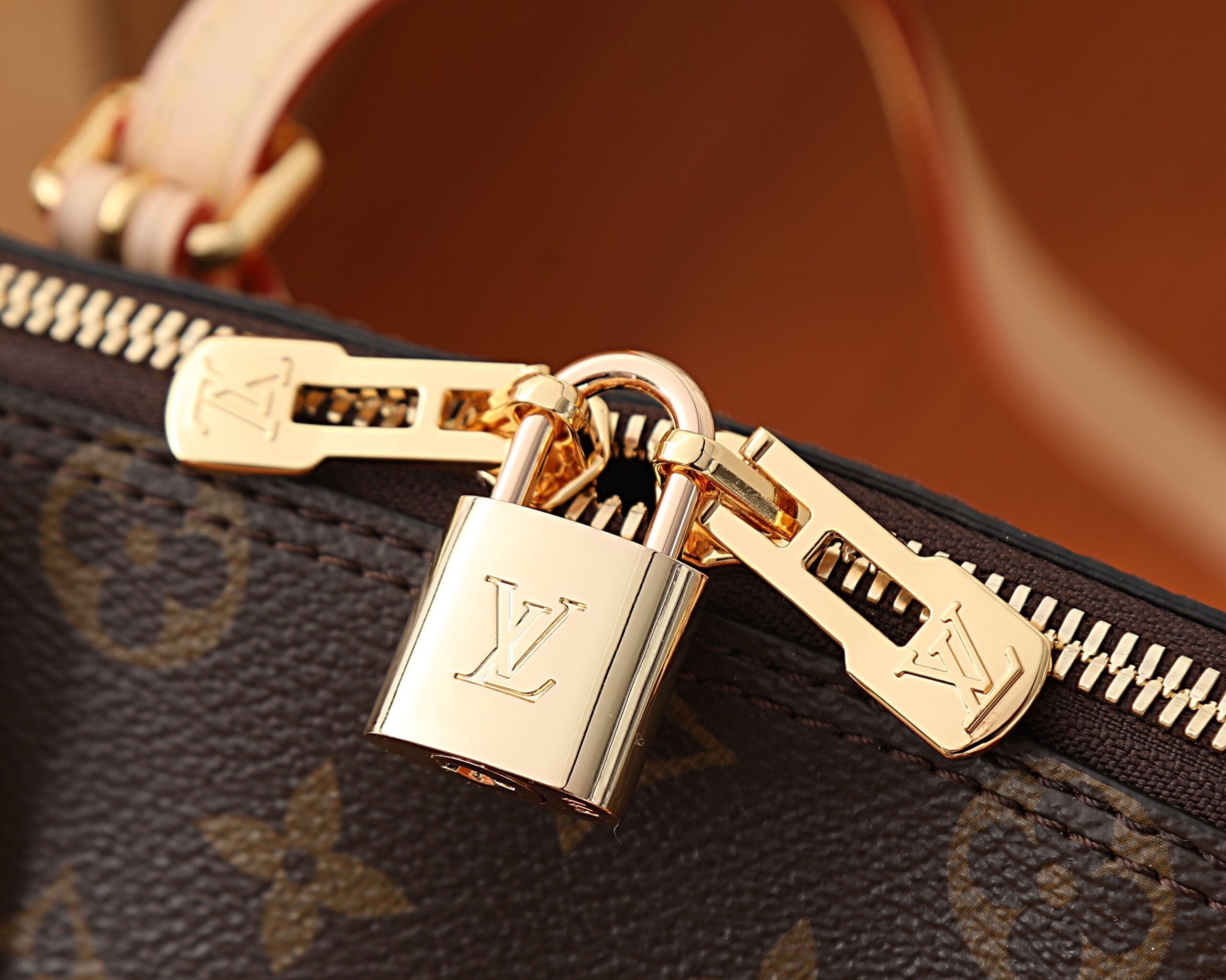 Louis Vuitton Squire Monogram Handbag - Image 4