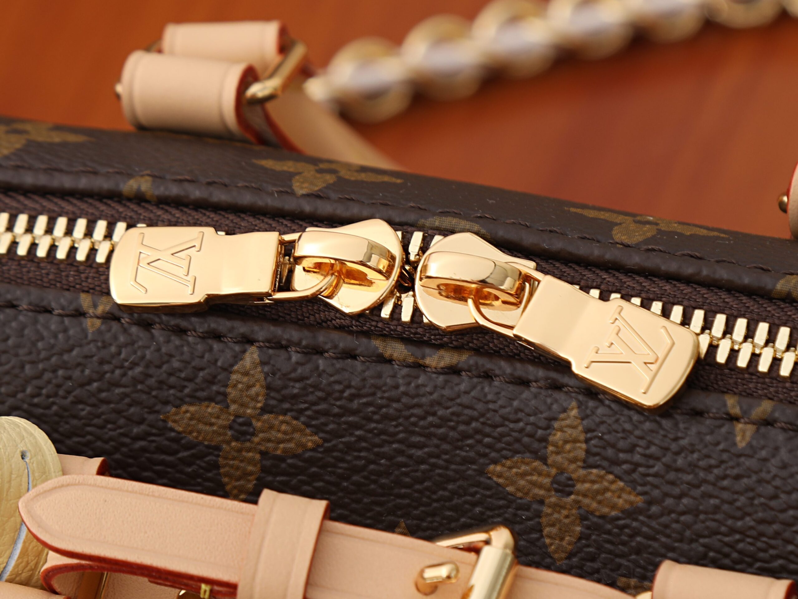 Louis Vuitton Speedy 18 Handbag - Image 4