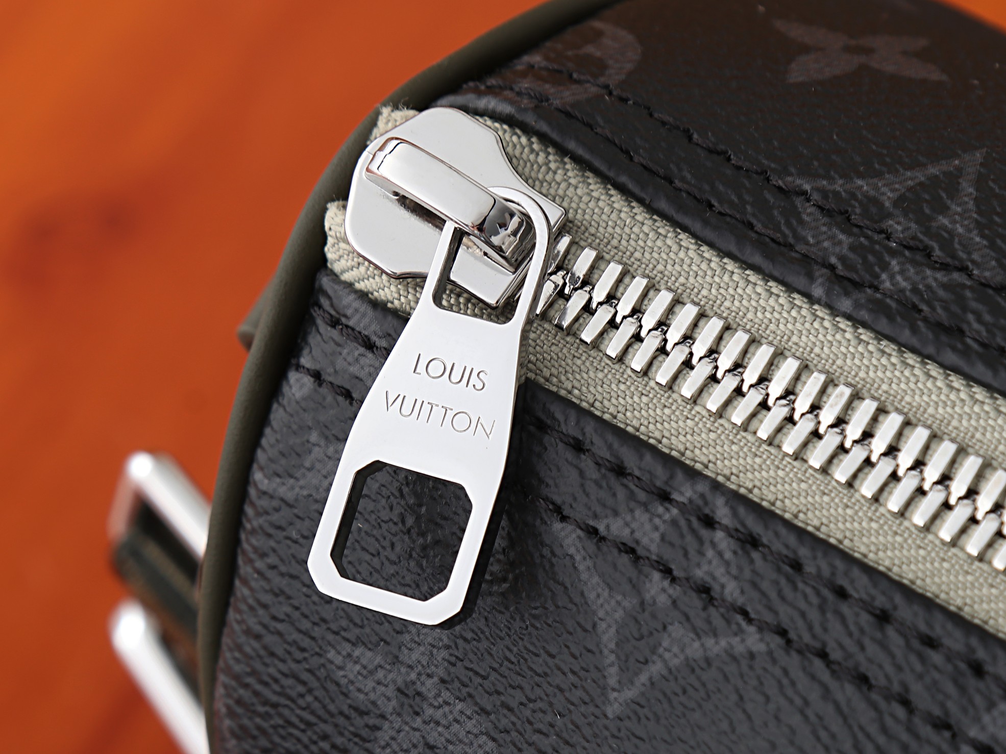 Louis Vuitton Keepall Bandoulière 25 Travel Bag in Monogram Eclipse Canvas - Image 4