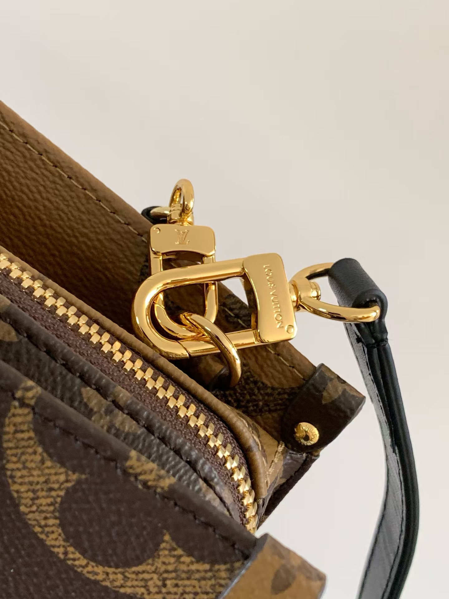 Louis Vuitton OnTheGo East-West Bag - Image 4