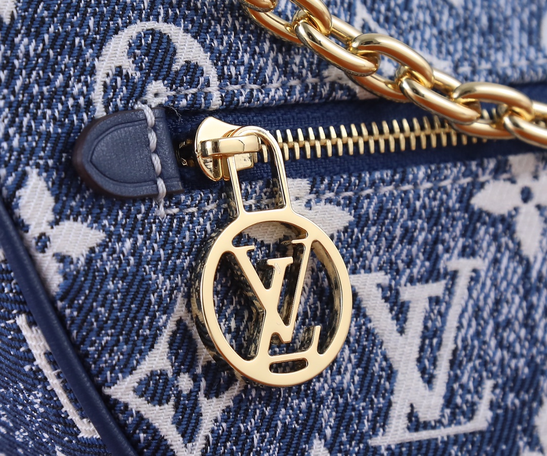Louis Vuitton Loop Crescent Baguette Bag M81166 - Image 4