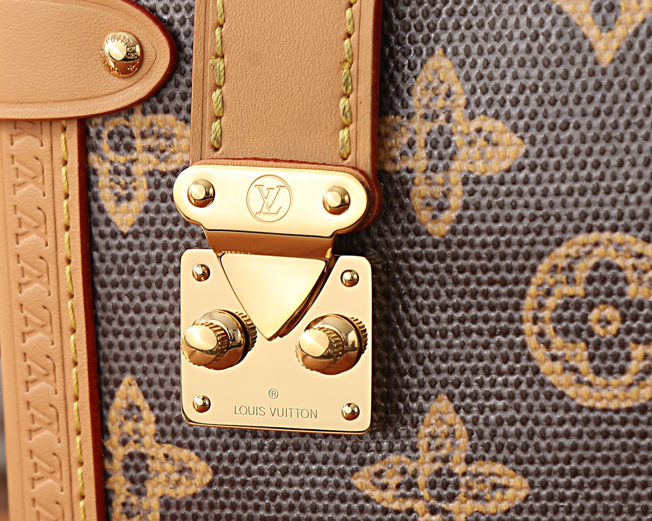 Louis Vuitton Side Trunk MM Shoulder Bag in Monogram Canvas - Image 4
