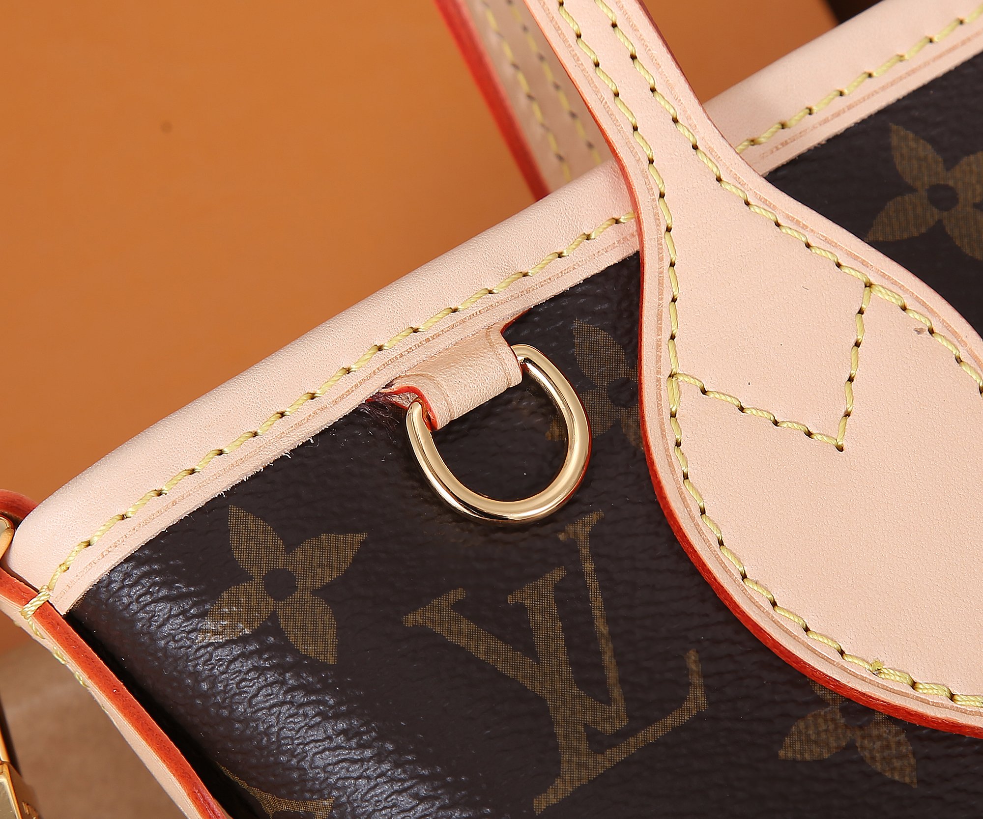 Structured Handbag with Adjustable Shoulder Strap - Image 4