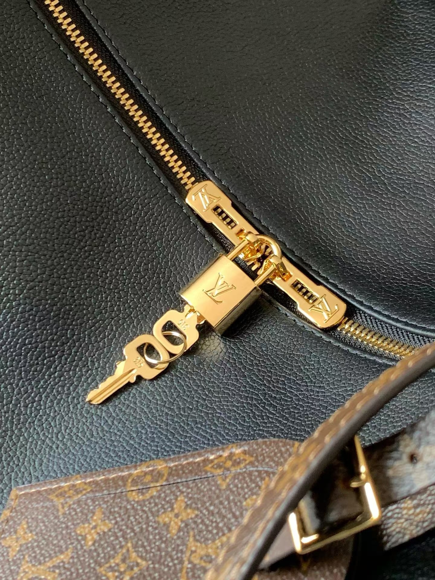 Louis Vuitton Express Travel Keepall Bag M26037 - Image 4