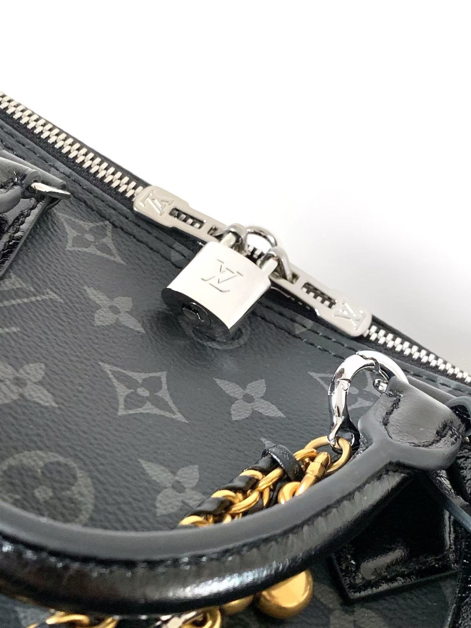 Louis Vuitton Speedy Soft 30 Handbag in Monogram Eclipse Canvas - Image 4