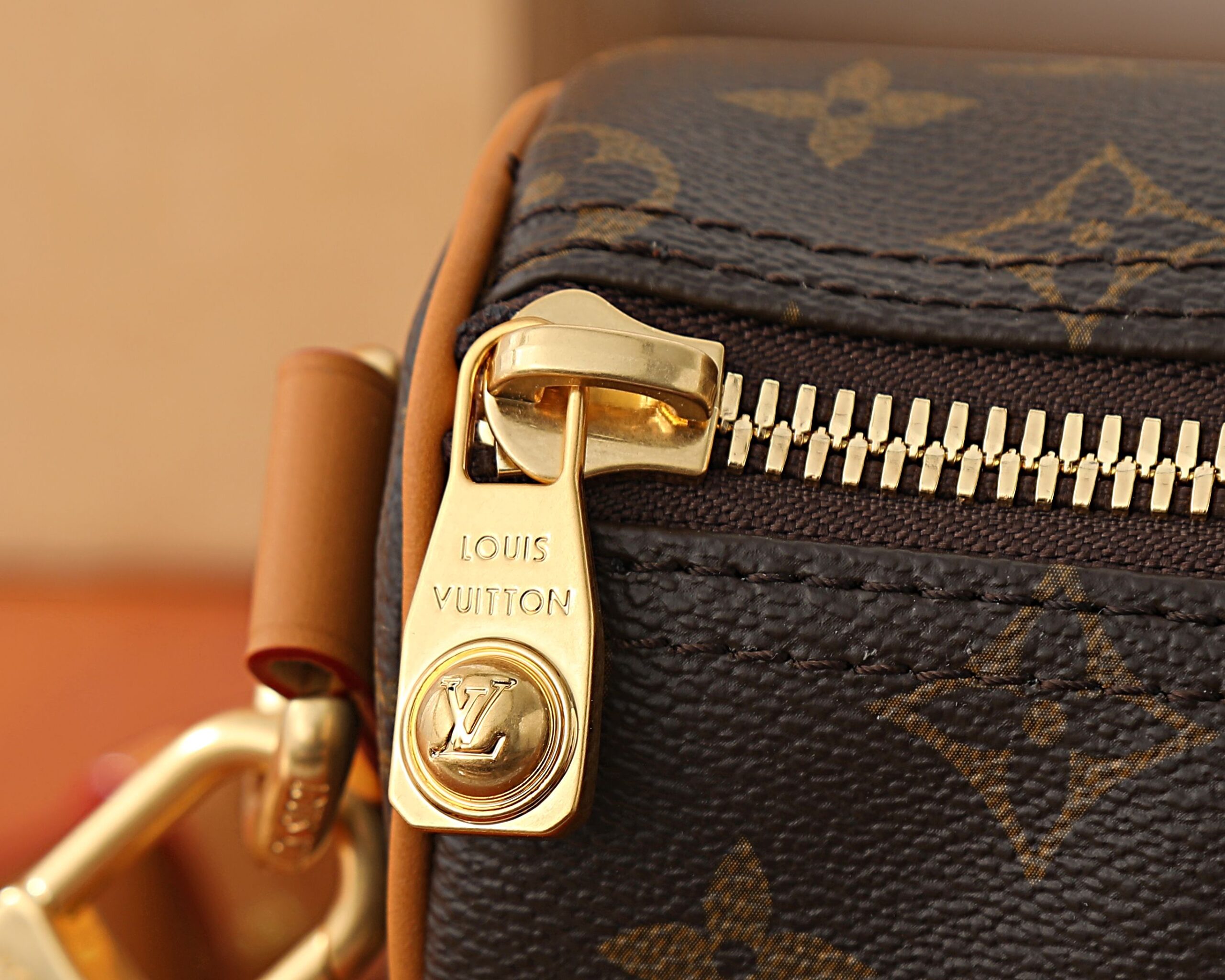 Louis Vuitton Keepall Bandoulière 25 Travel Bag - Image 4