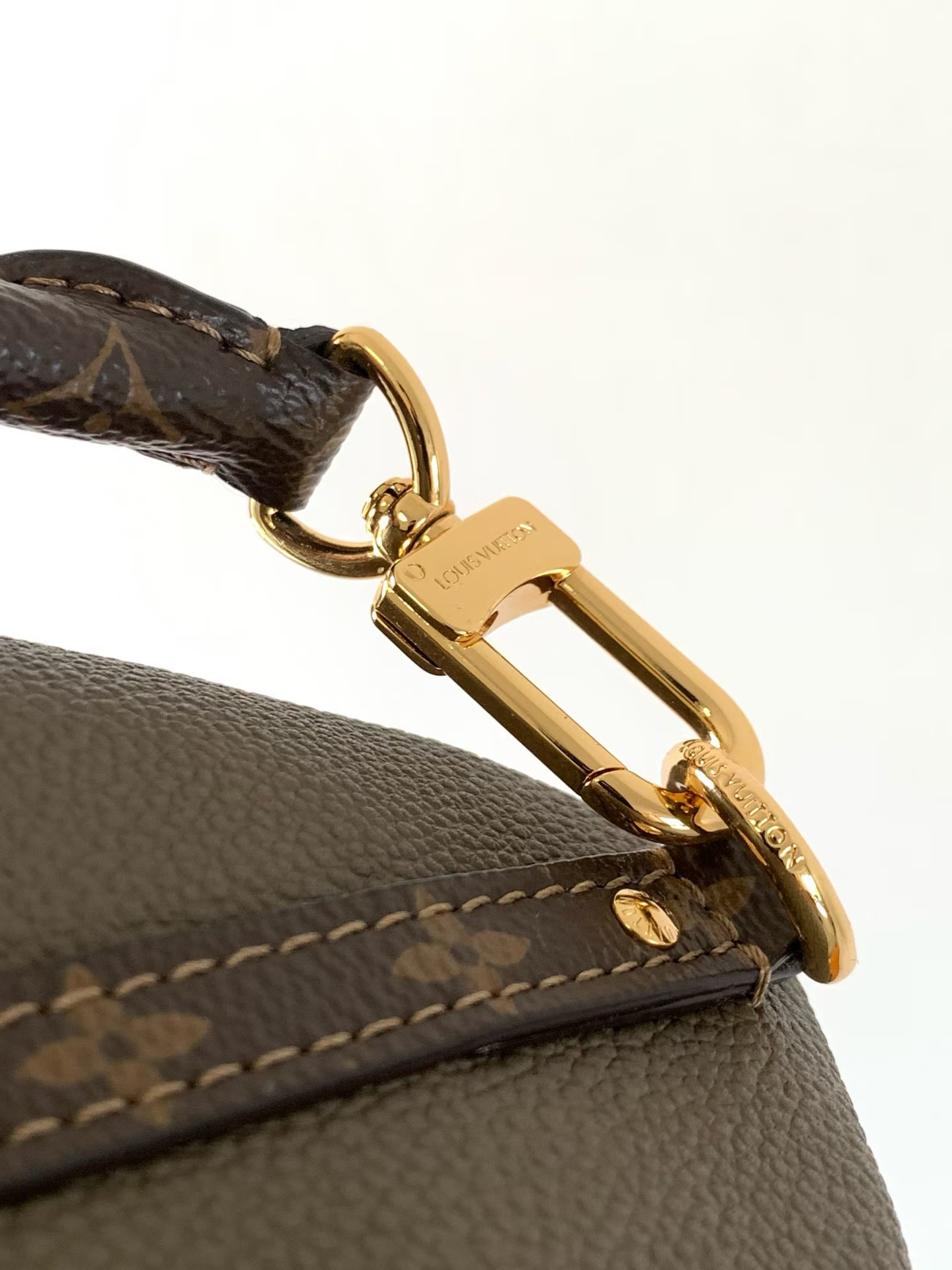 Louis Vuitton Express Small Handbag M26360 - Image 4