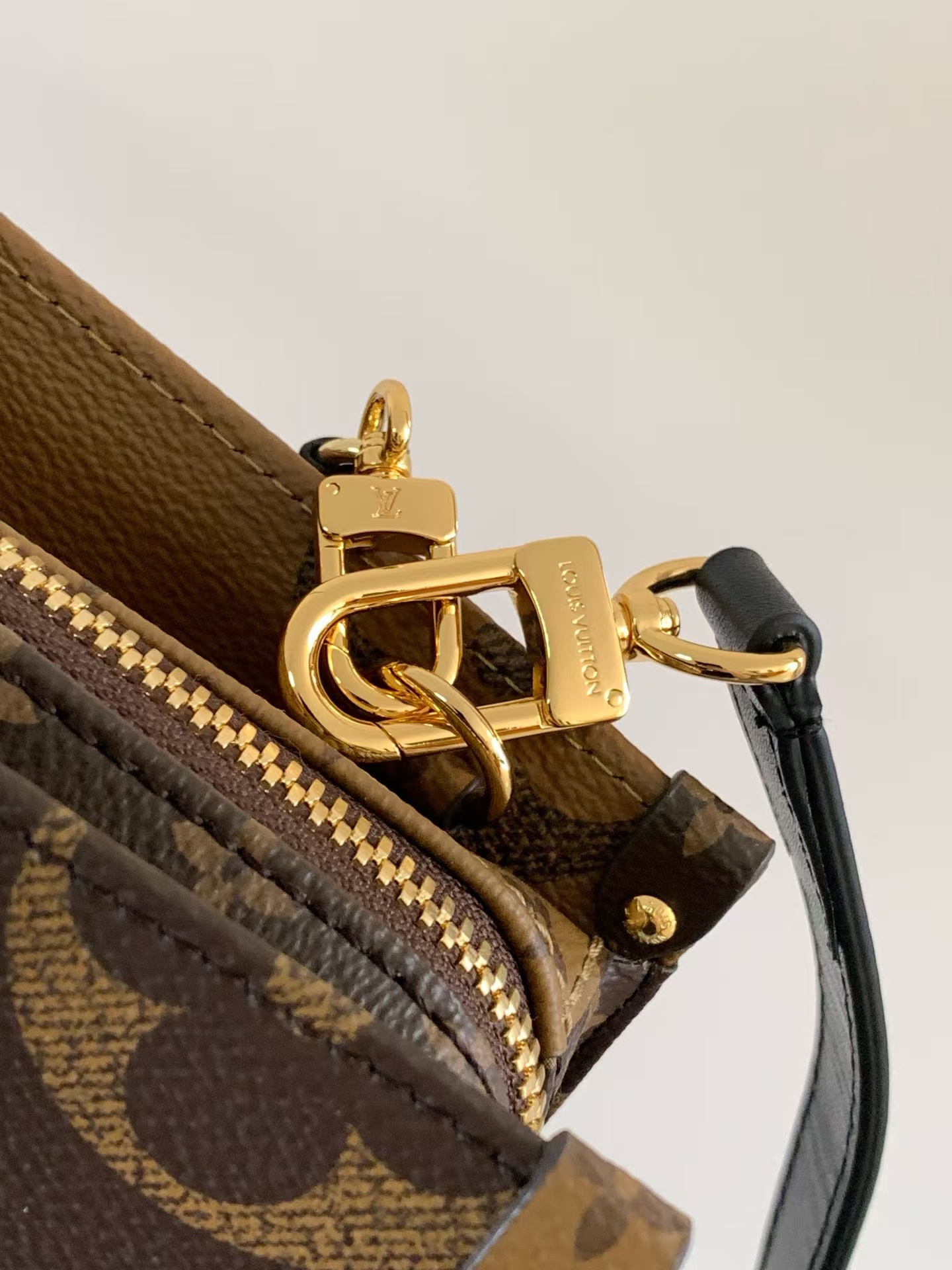 Louis Vuitton OnTheGo East West Handbag M14236 - Image 4