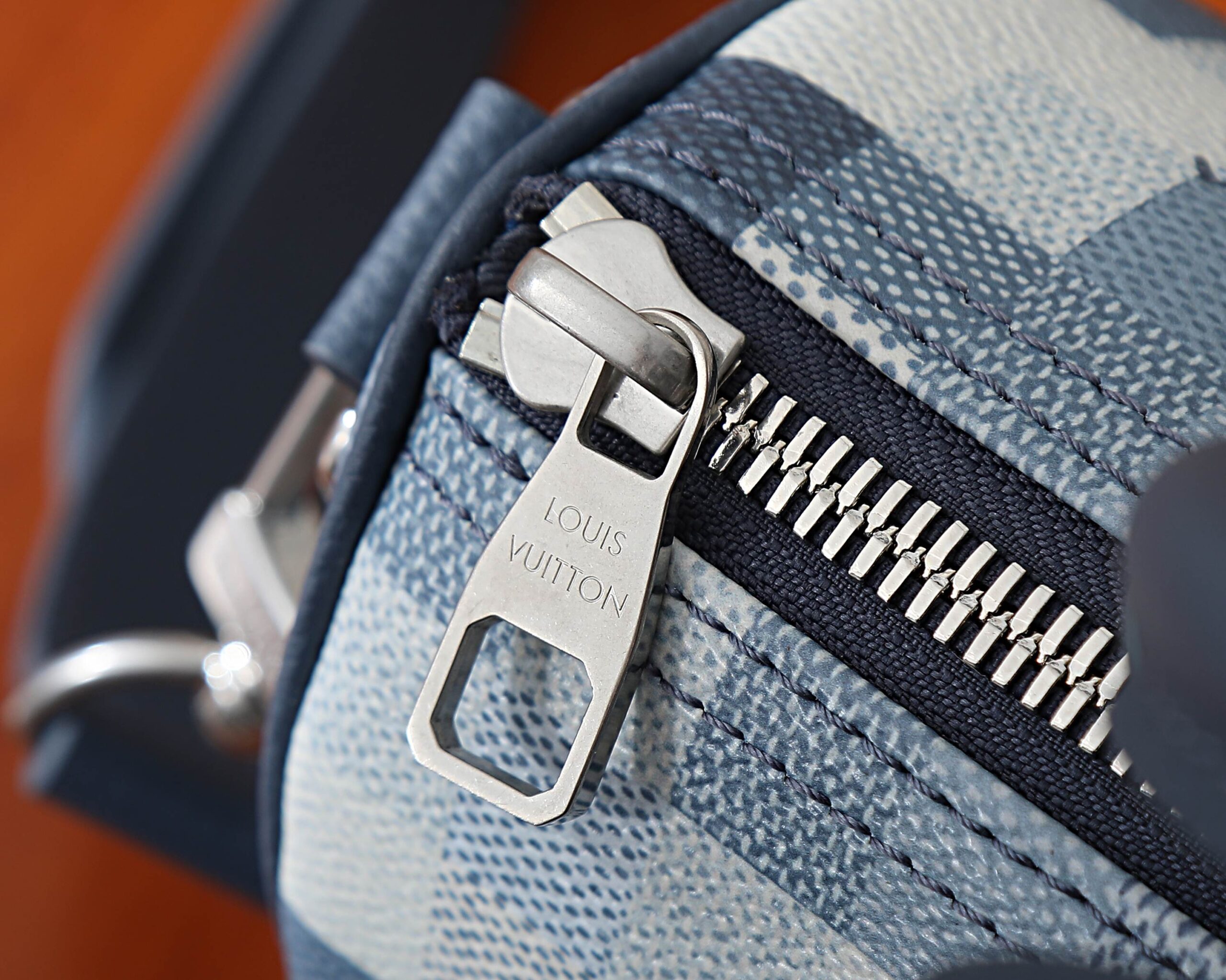 Louis Vuitton Keepall Bandoulière 25 Shoulder Bag in Damoflage Coated Canvas - Image 4