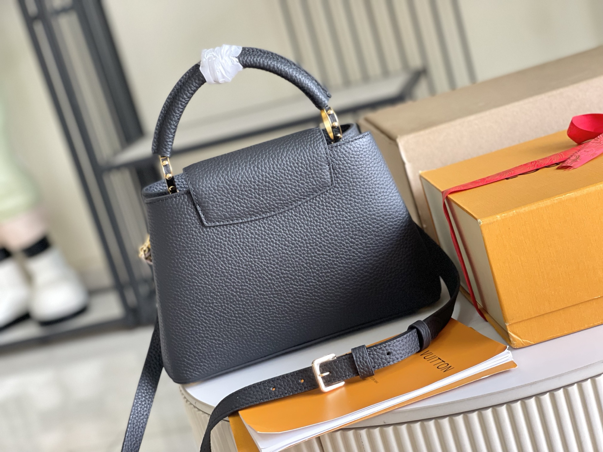 Louis Vuitton Capucines Small Handbag in Taurillon Leather - Image 4