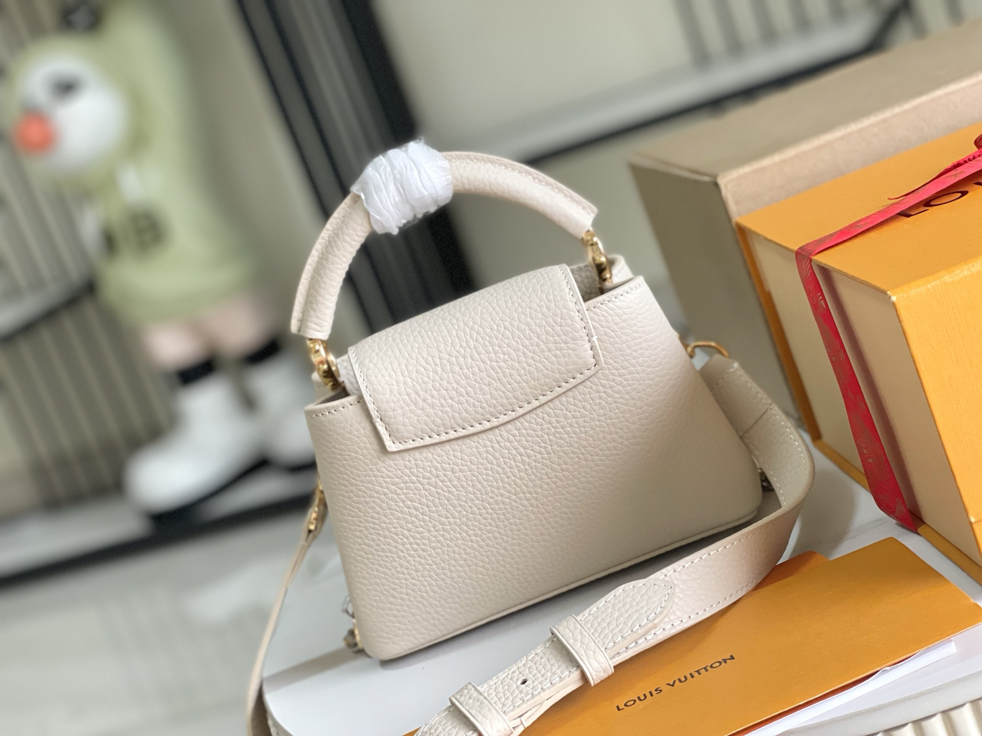 Louis Vuitton Capucines BB Handbag in White Cow Leather - Image 4