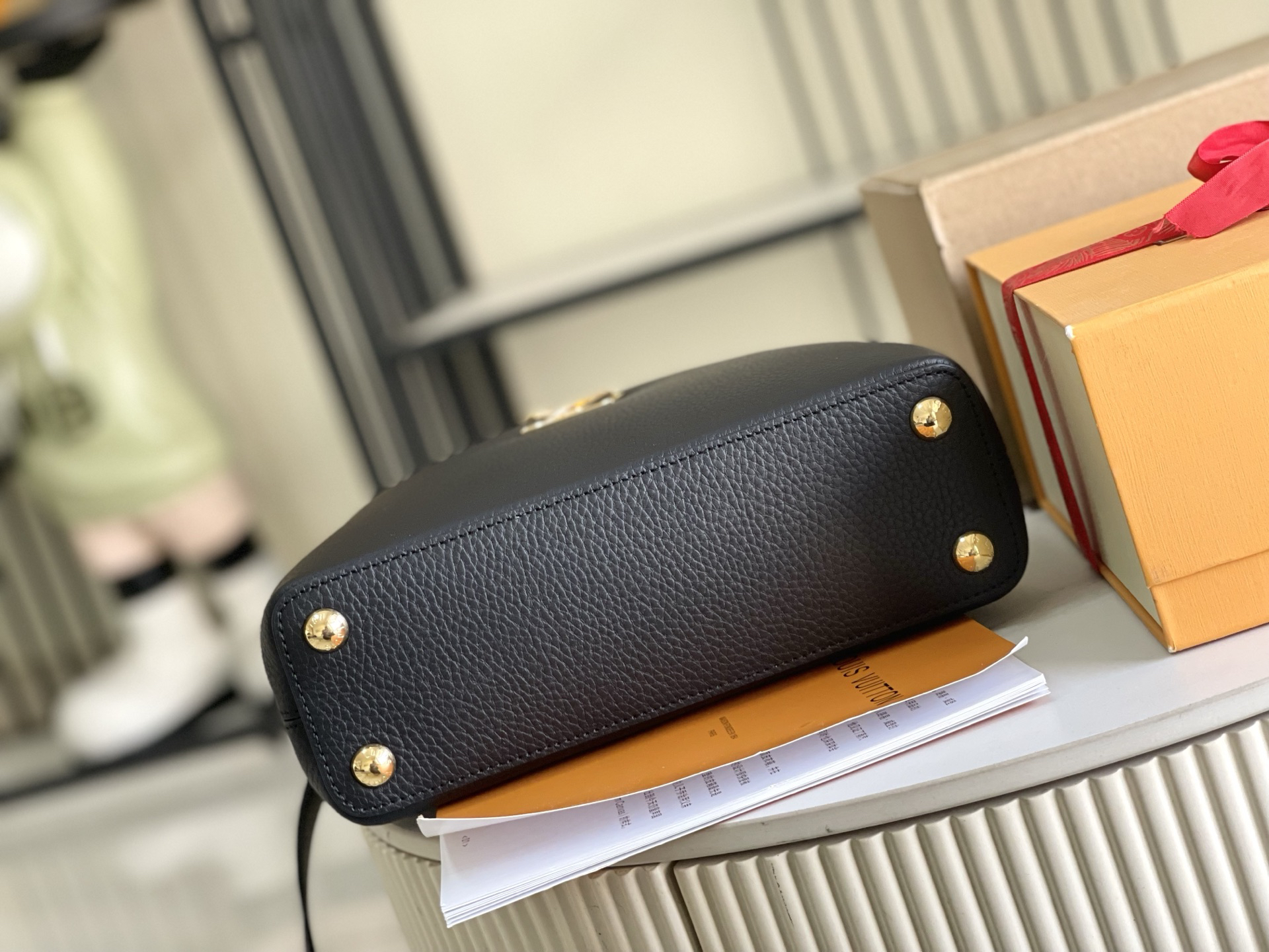 Louis Vuitton Capucines Small Black Leather Handbag - Image 4