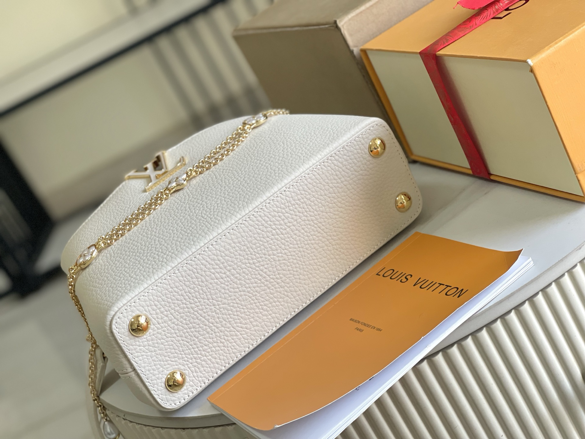Louis Vuitton Capucines Handbag M25461 in Ivory and Lavender - Image 4