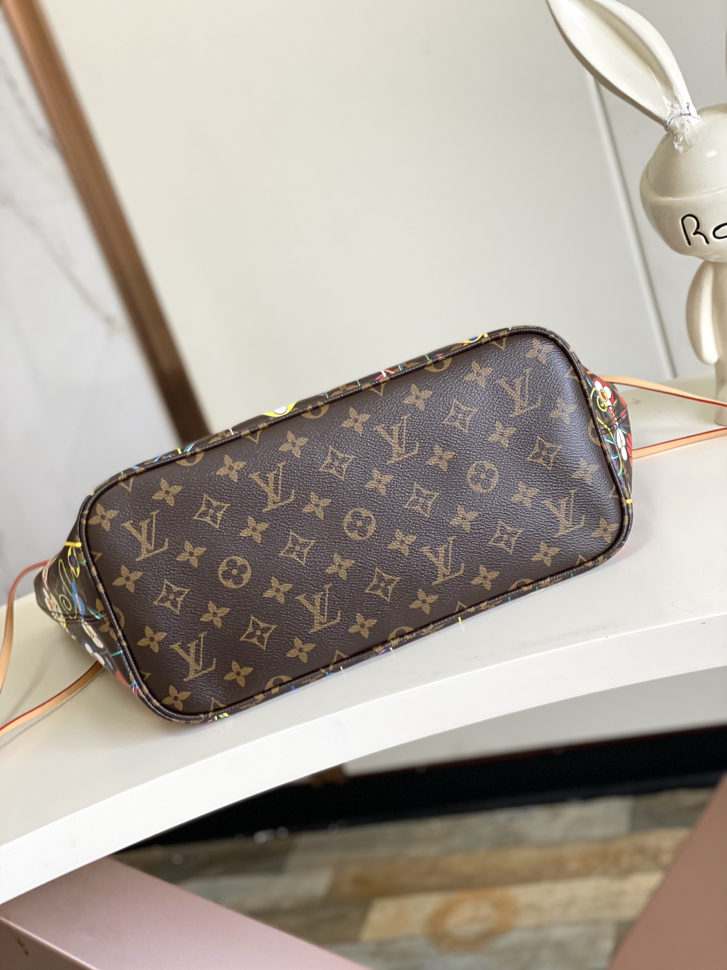 Louis Vuitton Neverfull MM Tote Bag in Monogram Canvas - Image 4