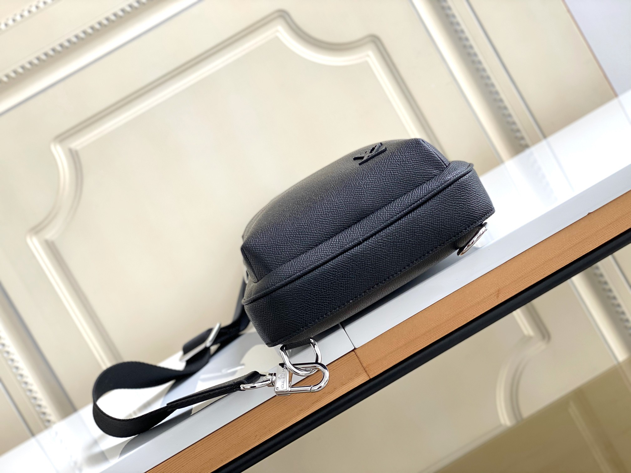 Louis Vuitton Avenue Shoulder Bag in Damier Graphite Canvas - Image 4