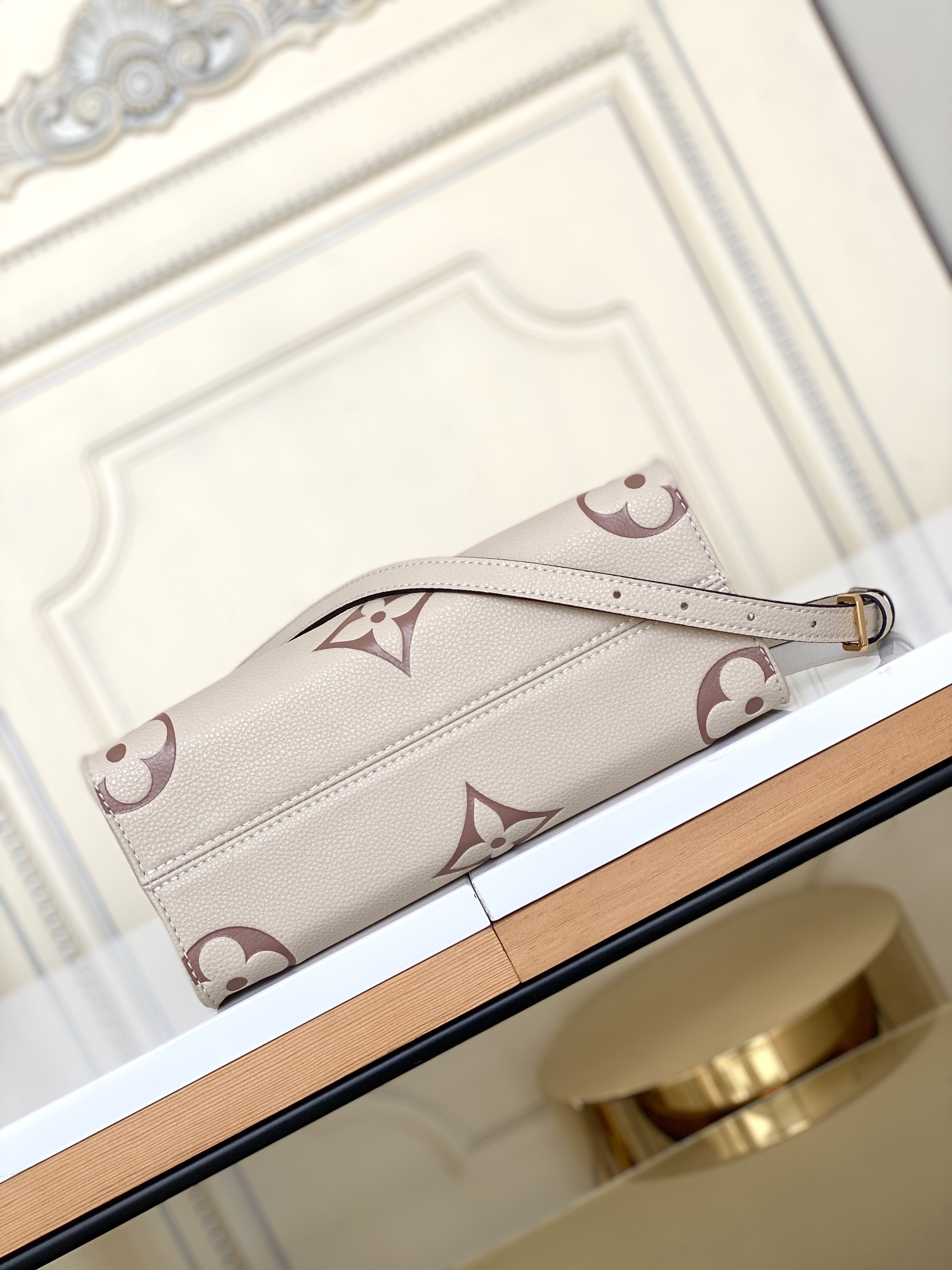 Louis Vuitton OnTheGo Small Tote Bag M45654 in White Monogram Cowhide Leather - Image 4