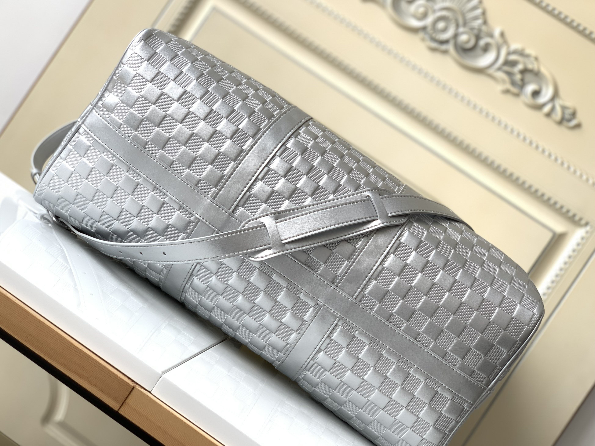 Louis Vuitton Keepall Bandoulière 50 Travel Bag in Silver Glitter Damier Leather - Image 4