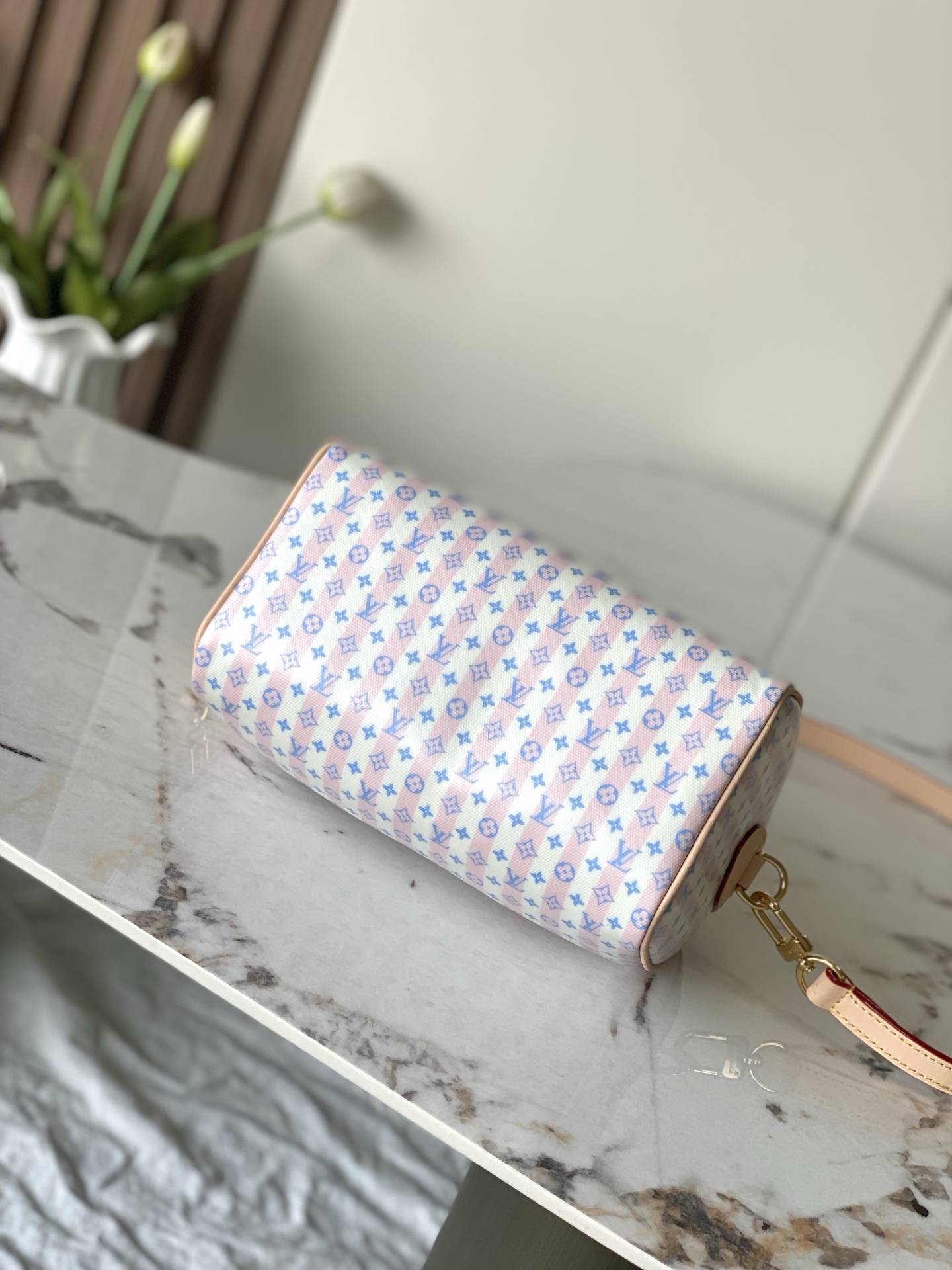 Louis Vuitton Speedy Bandoulière 20 Crossbody Bag in Pink - Image 4