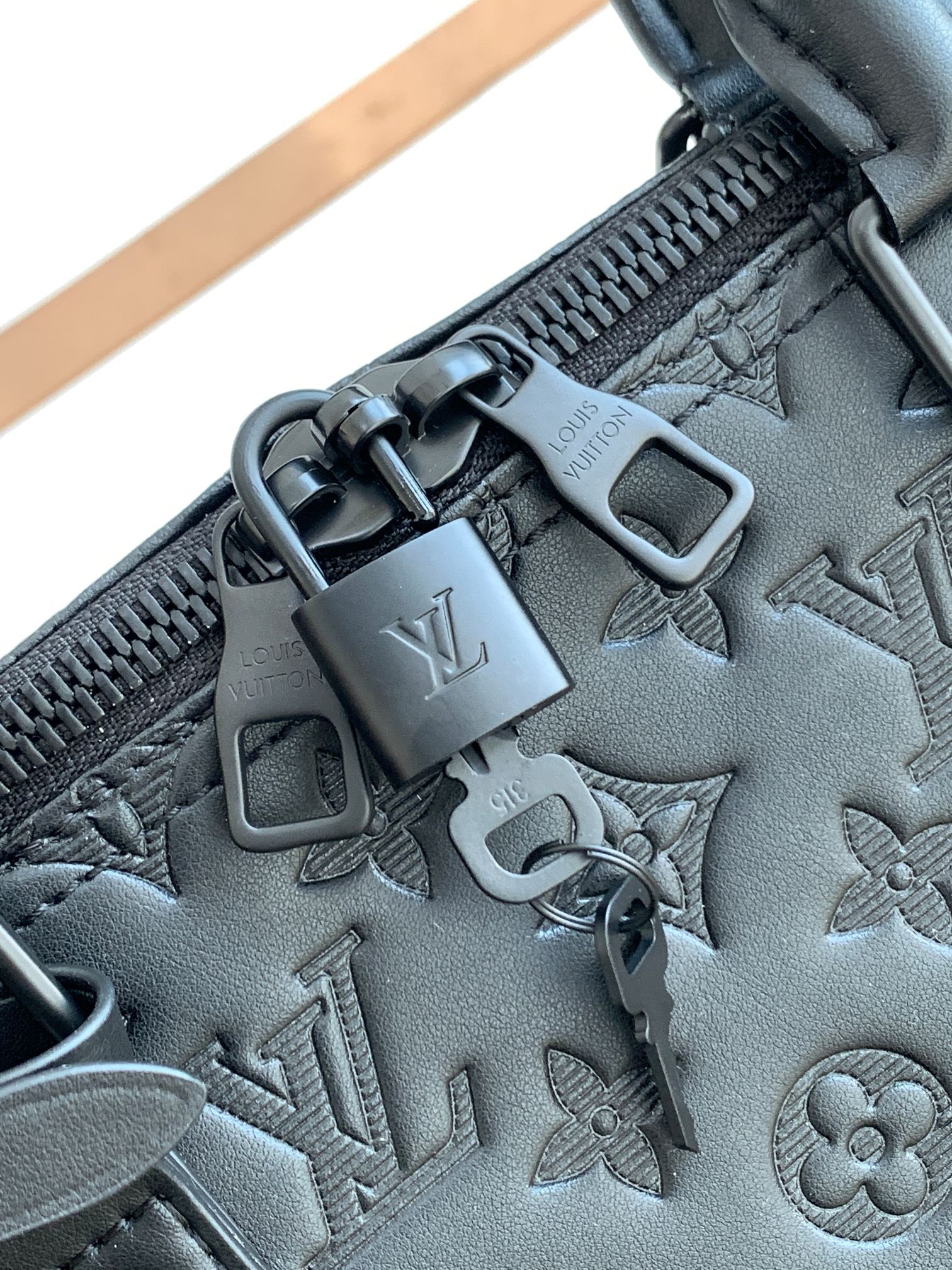 Louis Vuitton Keepall Bandoulière 50 Travel Bag - Image 4