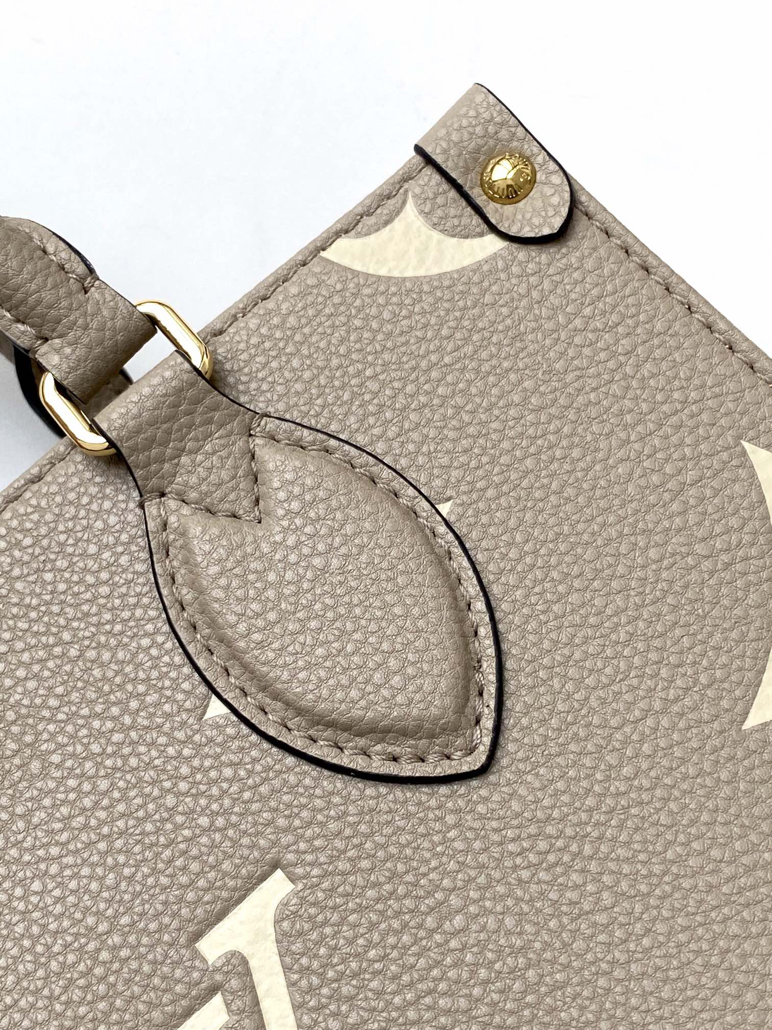 Louis Vuitton Onthego Small Tote Bag - Image 4