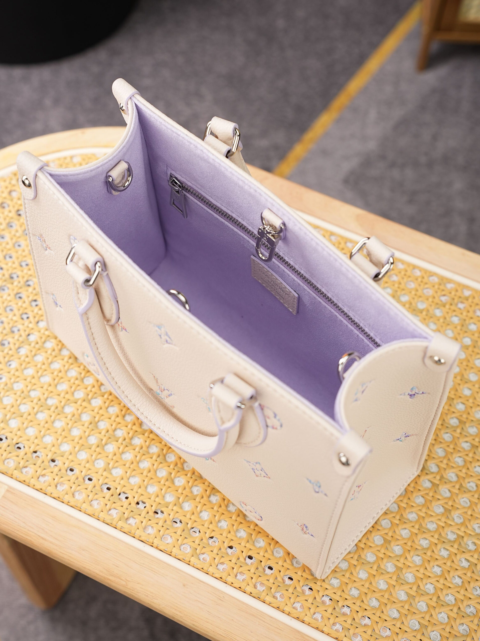 Louis Vuitton OnTheGo Small Tote Bag in White and Purple Embroidered Leather - Image 4