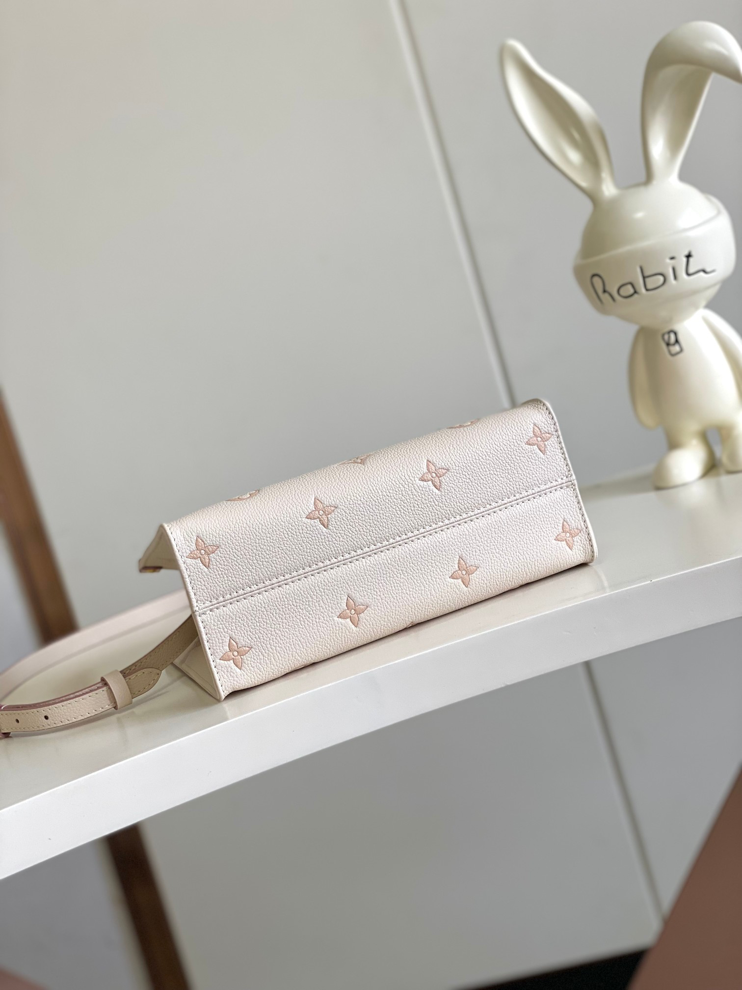 Louis Vuitton OnTheGo Small Shoulder Bag M14403 in Beige Monogram Empreinte Leather - Image 4