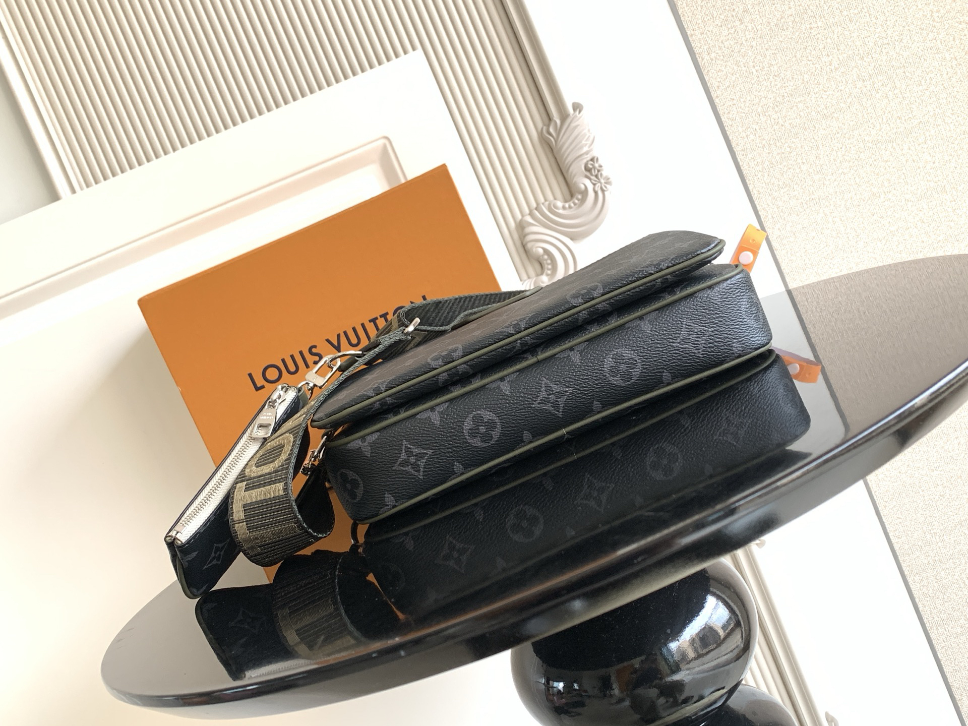 Louis Vuitton M28628 Leather Crossbody Bag - Image 4