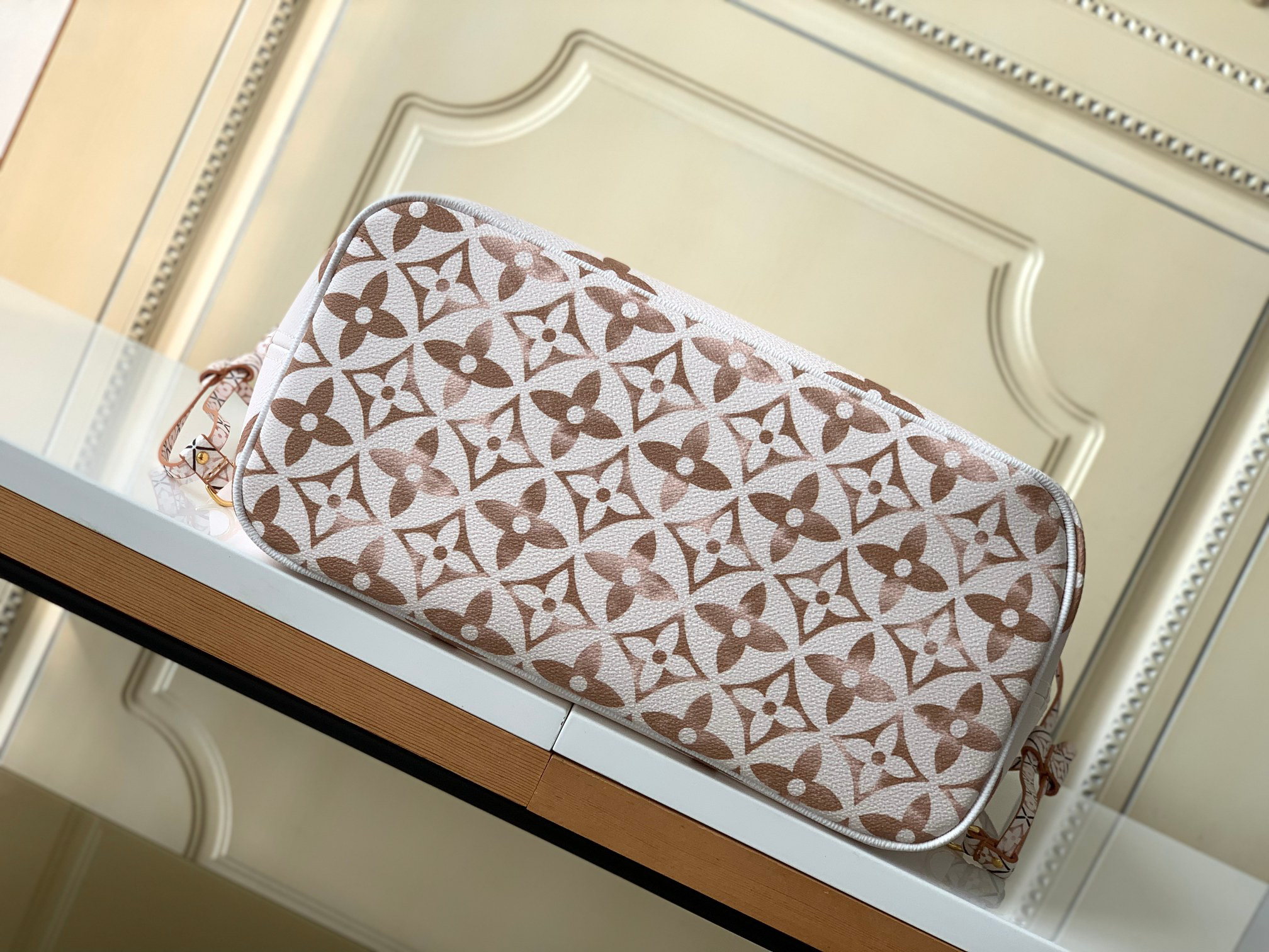 Louis Vuitton Neverfull Monogram Canvas Tote Bag with Detachable Zip Pouch - Image 4