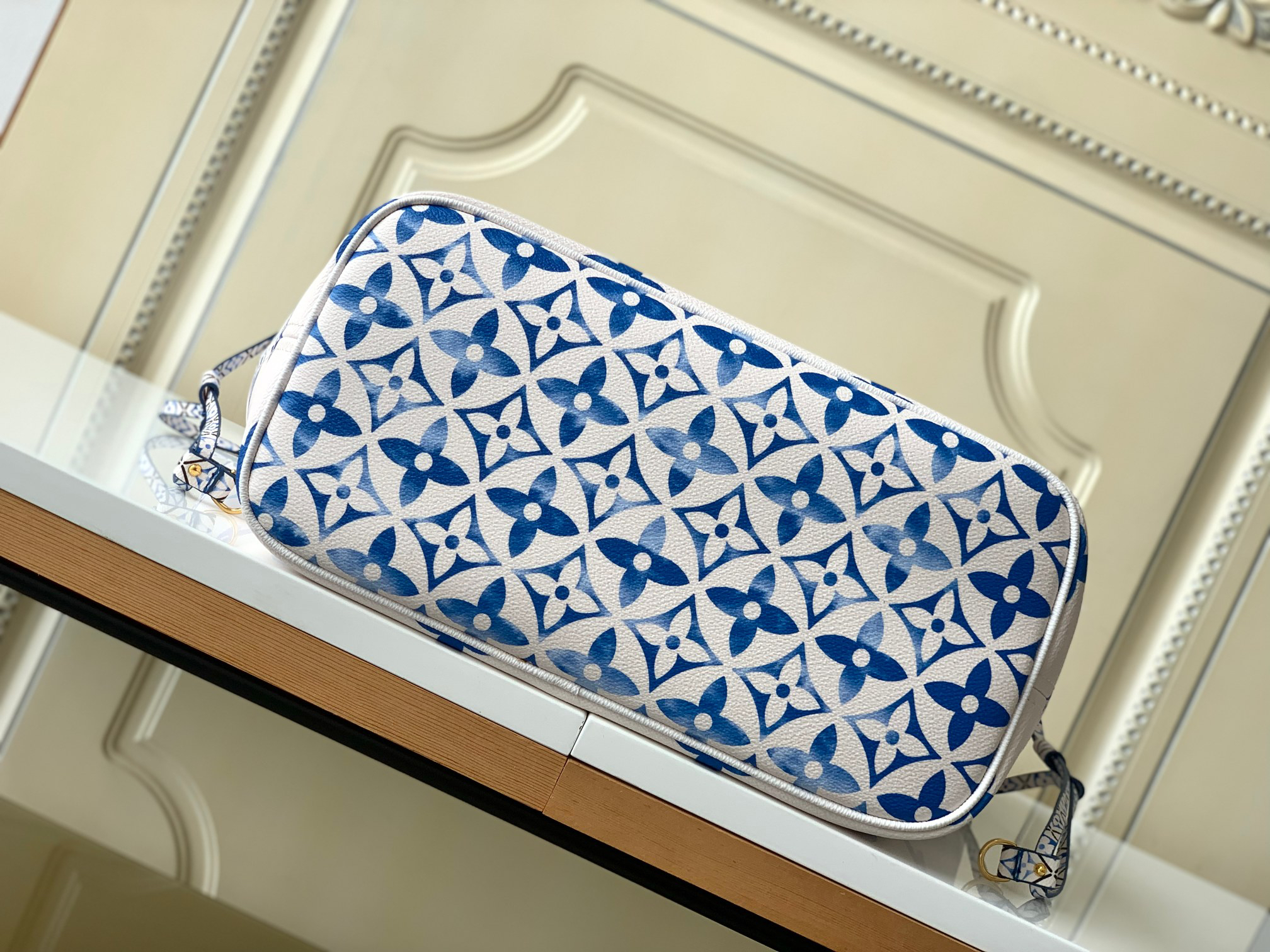 Louis Vuitton Neverfull Tote Bag with Detachable Zipper Pouch - Image 4