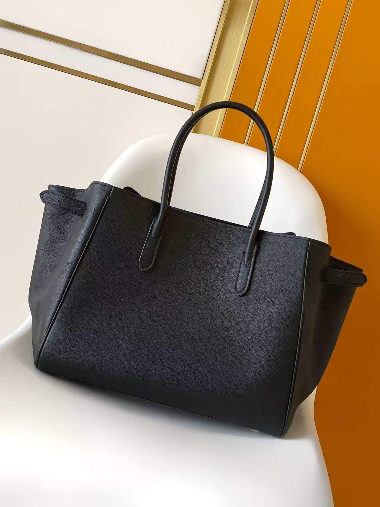 Vendôme Leather Handbag with Adjustable Side Straps - Image 4