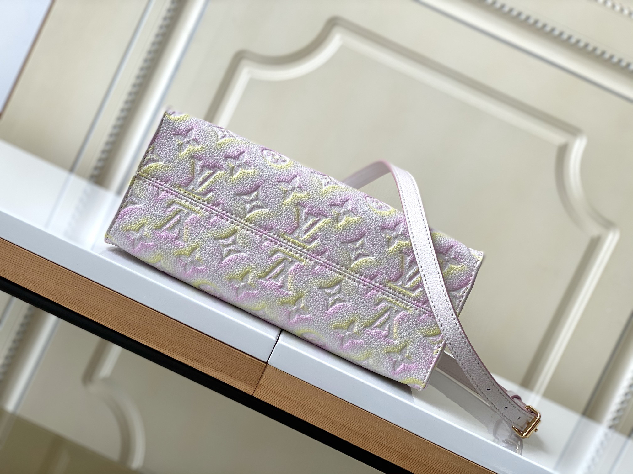 Louis Vuitton Onthego Small Tote Bag - Image 4
