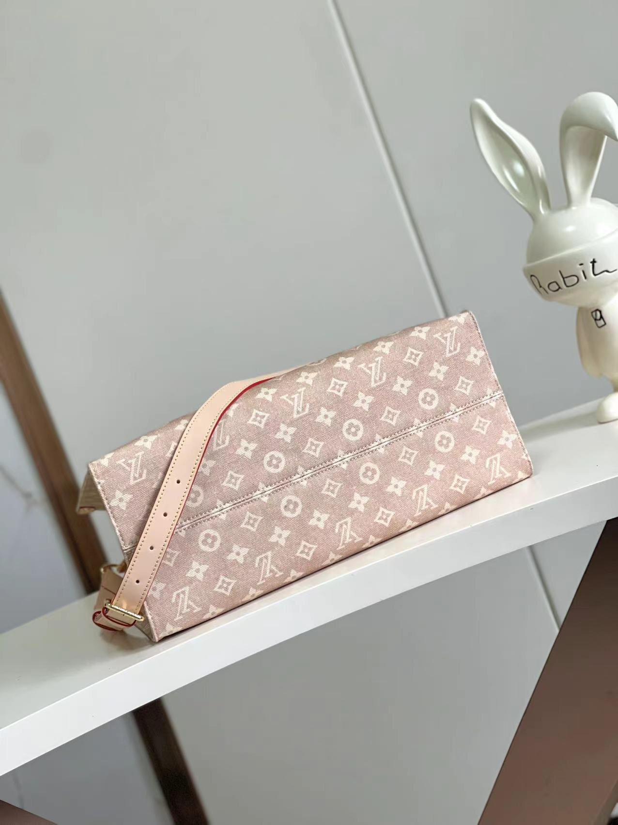 Louis Vuitton Onthego MM Tote Bag in Monogram Canvas - Image 4