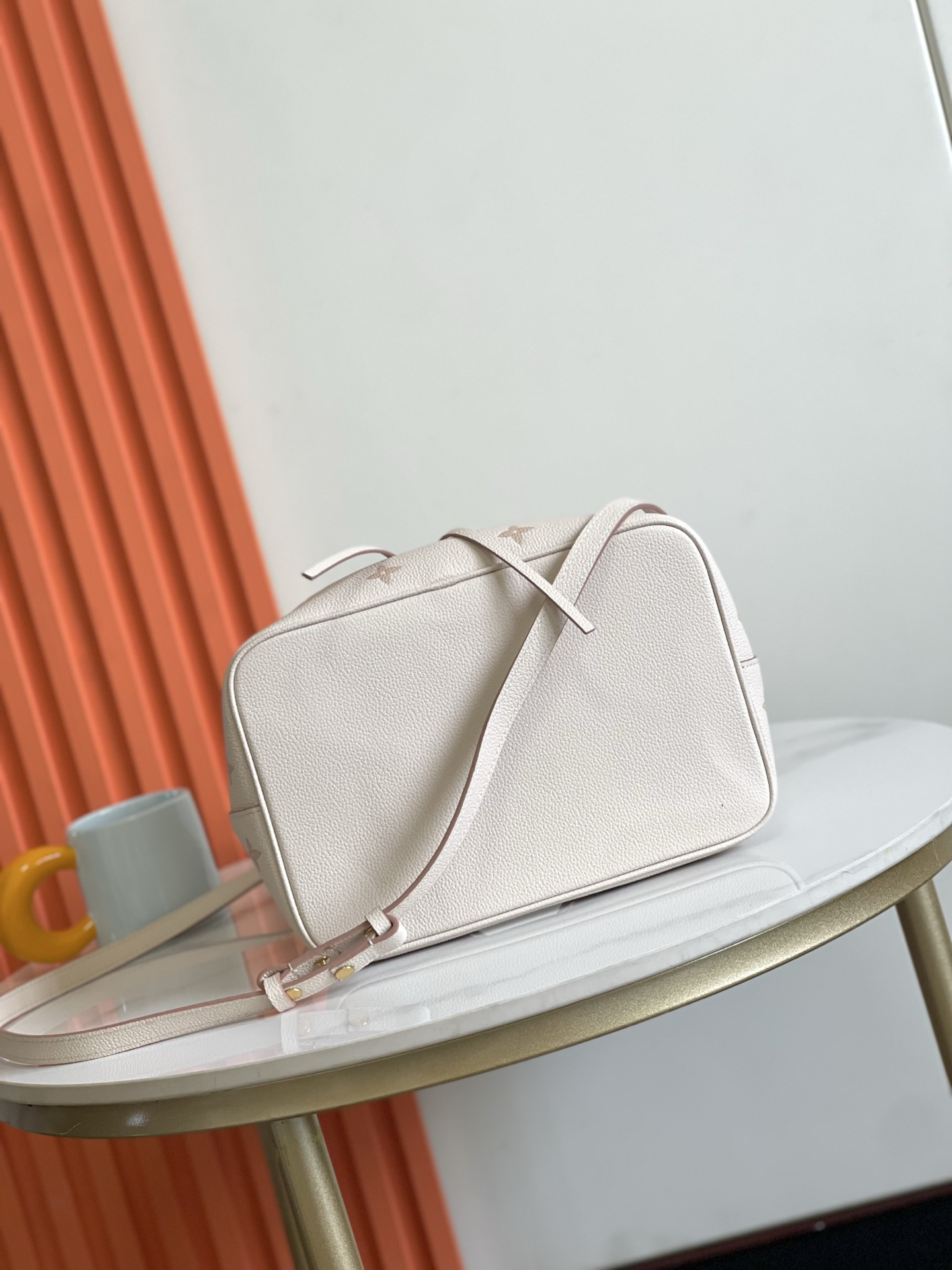 Louis Vuitton NéoNoé Medium Shoulder Bag - Image 4