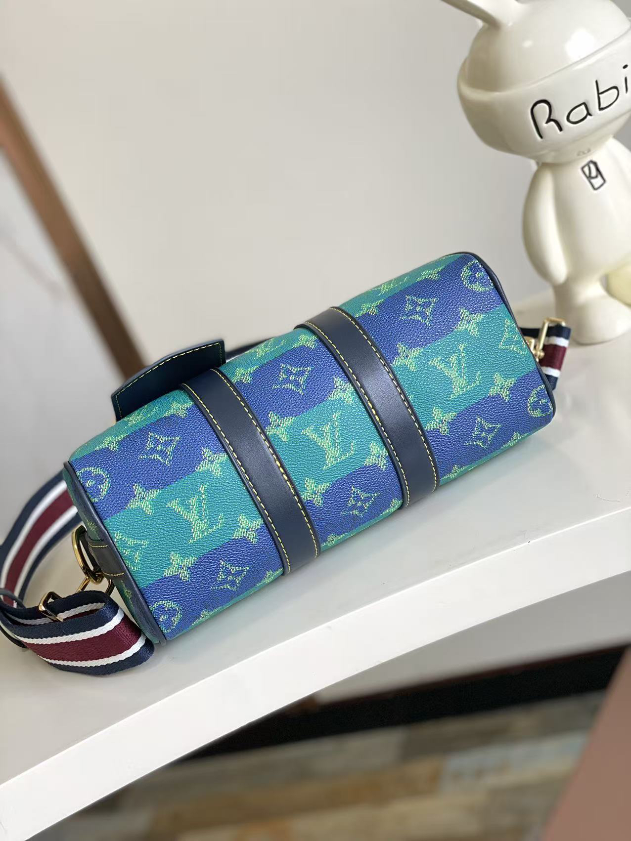 Louis Vuitton Keepall Bandoulière 25 Travel Bag - Image 4