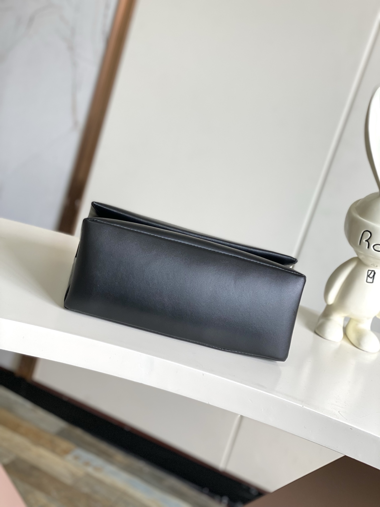 Louis Vuitton Medium Handbag - Image 4