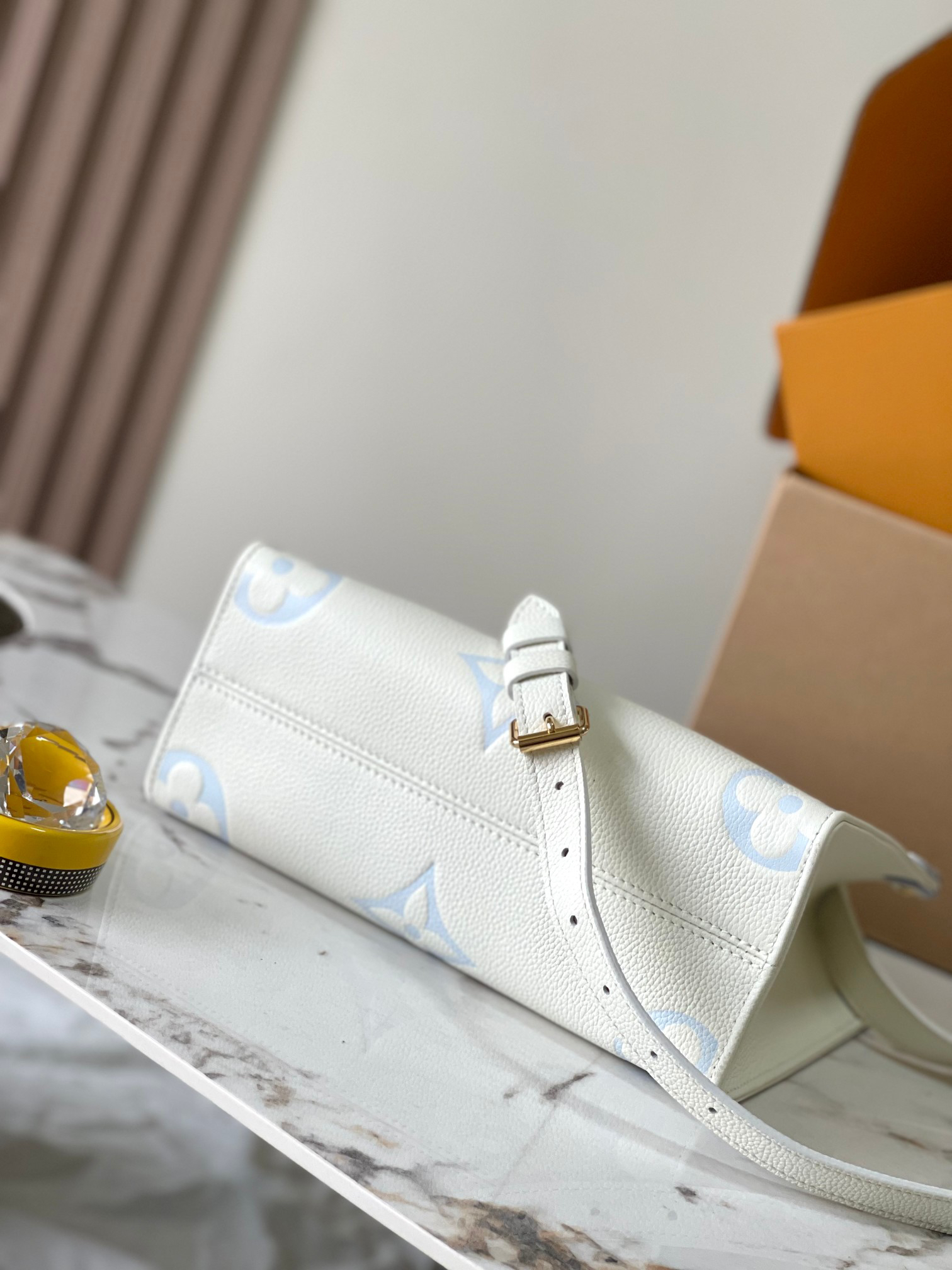 Louis Vuitton Onthego Small Tote Bag M46833 - Image 4