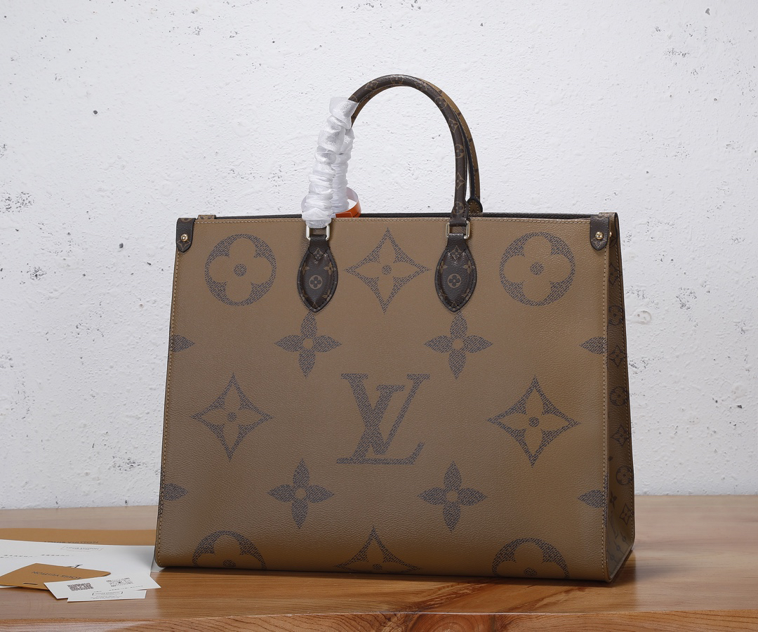 Louis Vuitton Onthego Tote Bag in Monogram Giant Canvas - Image 4