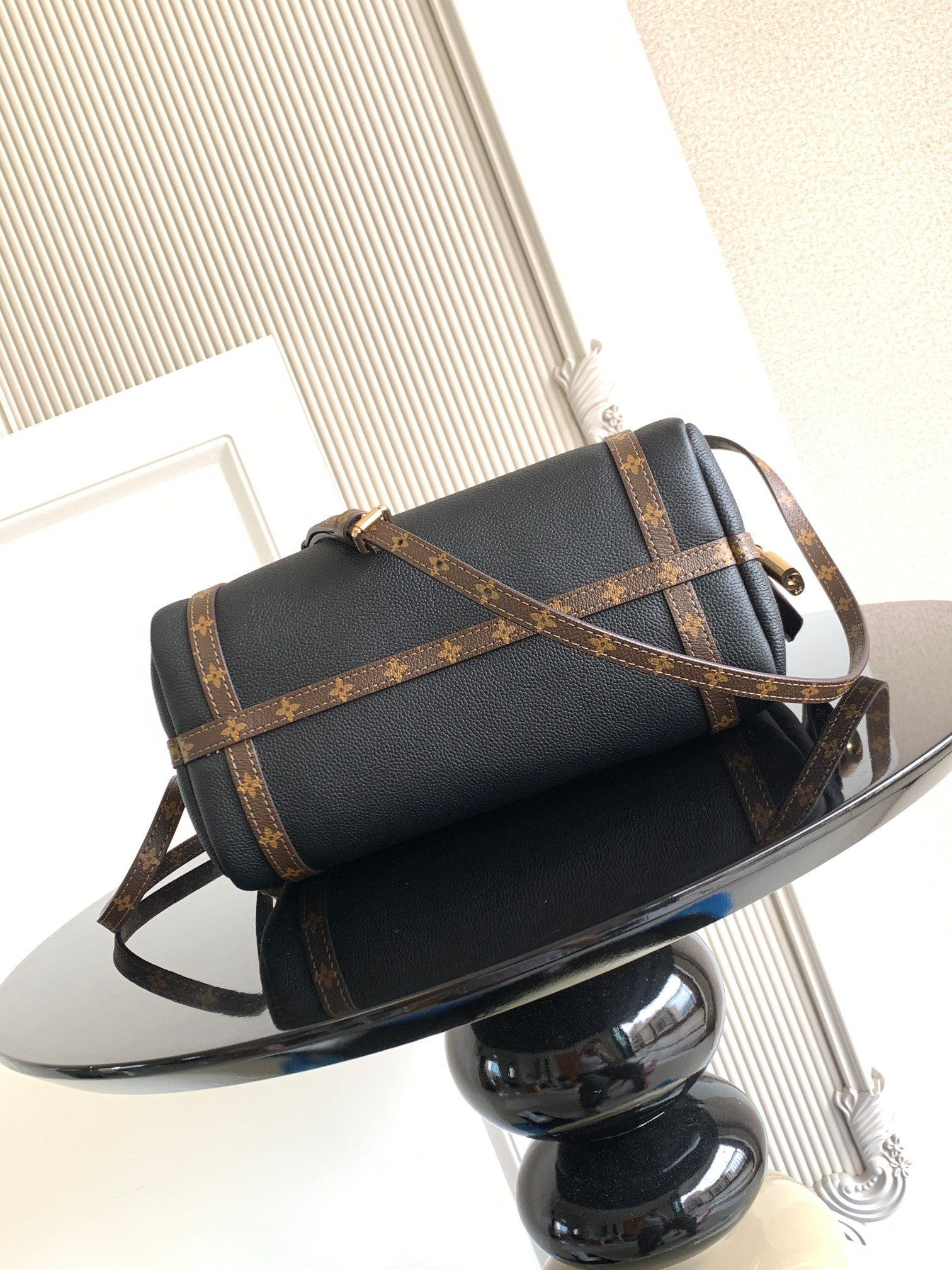 Louis Vuitton Express Small Handbag - Image 4