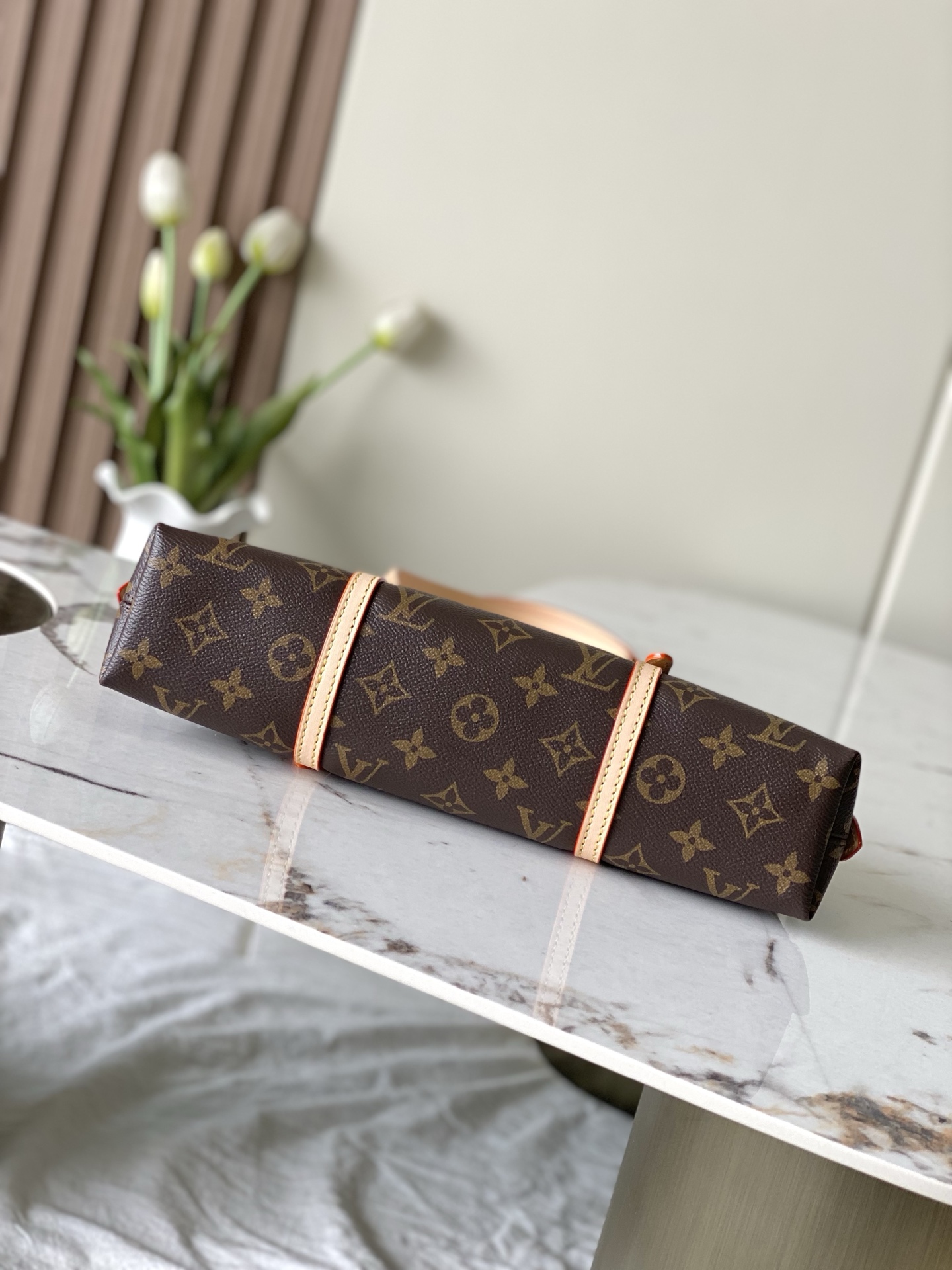 Louis Vuitton Squire East West Monogram Handbag - Image 4