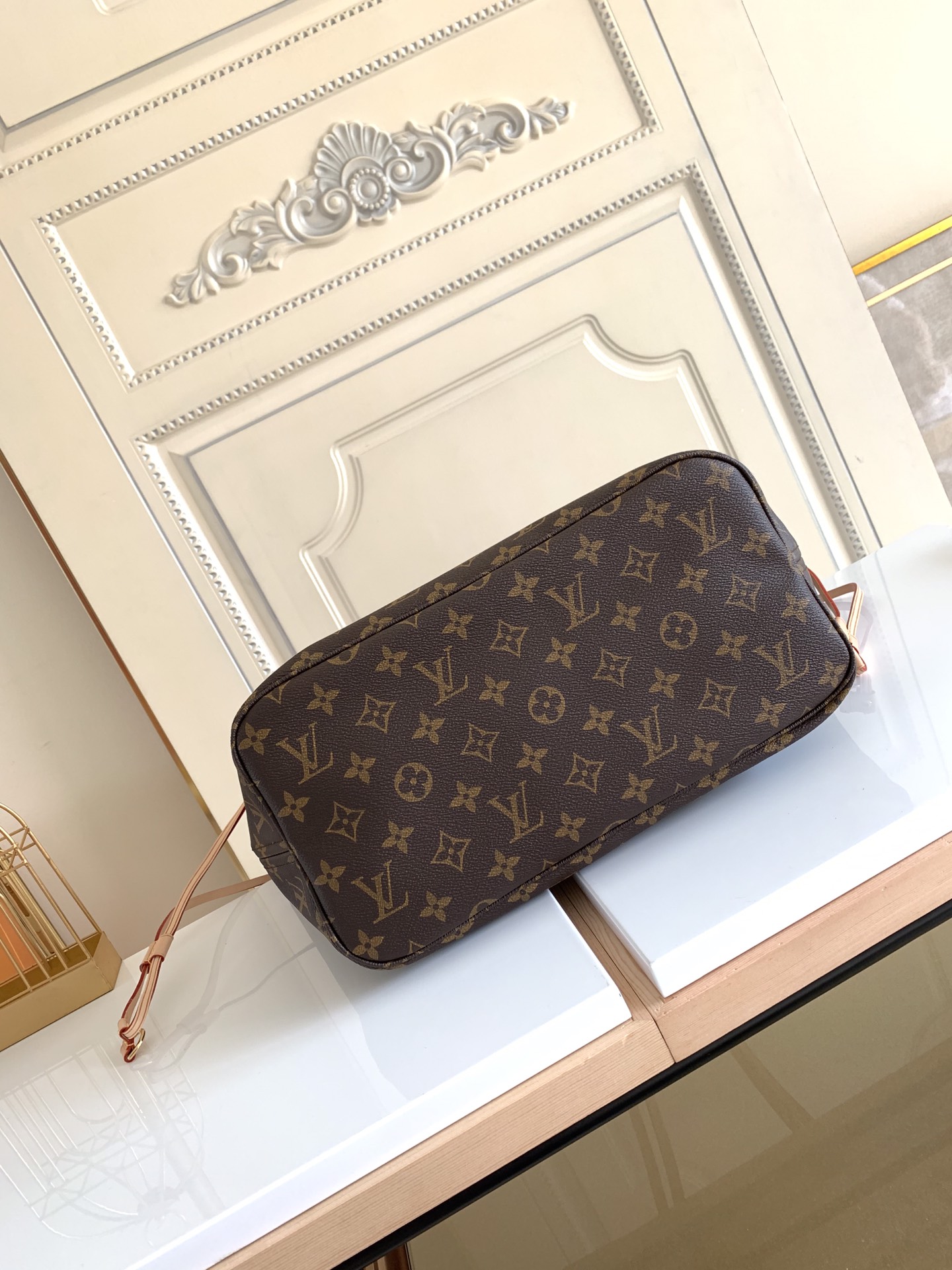 Louis Vuitton Neverfull Medium Tote Bag with Detachable Zipper Pouch - Image 4