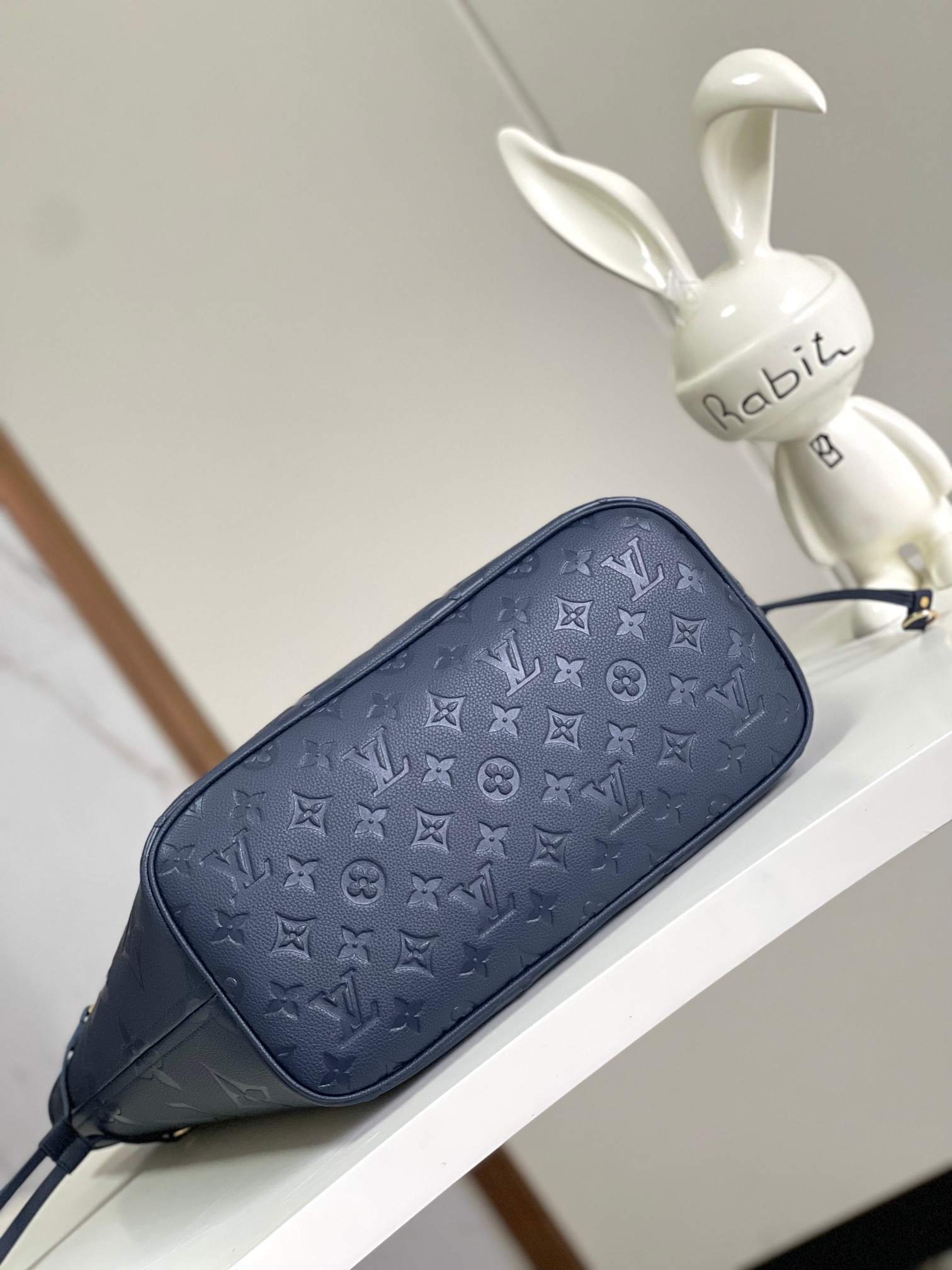 Louis Vuitton Neverfull MM Leather Tote Bag - Image 4