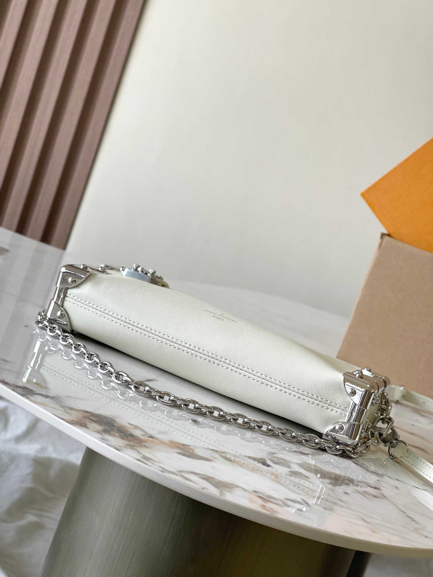 Leather Slim Trunk Handbag M12560 – White Dynamic Chip Edition - Image 4