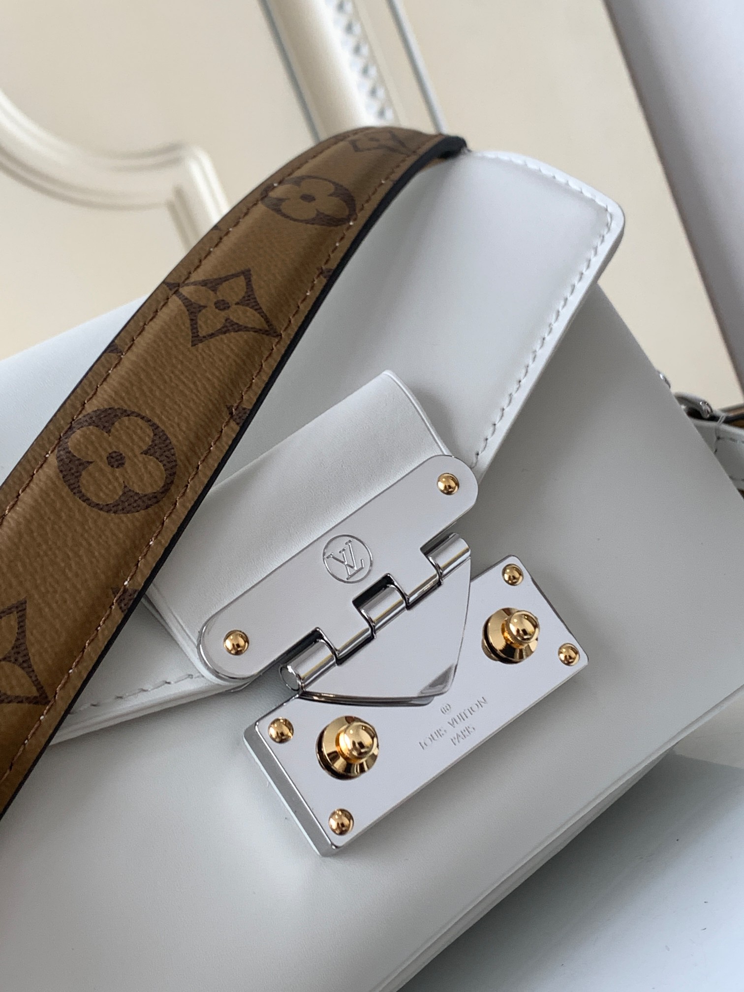 Swing Leather Crossbody Handbag - Image 4