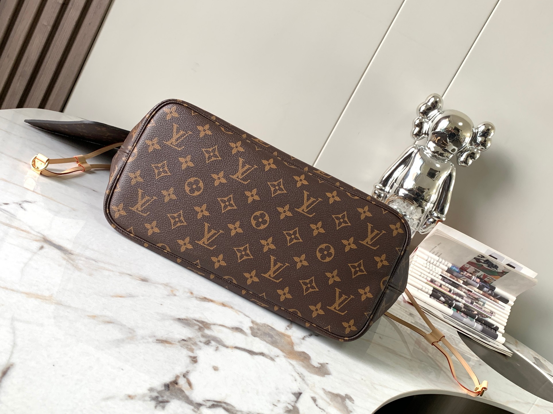 Louis Vuitton Neverfull MM Handbag - Image 4