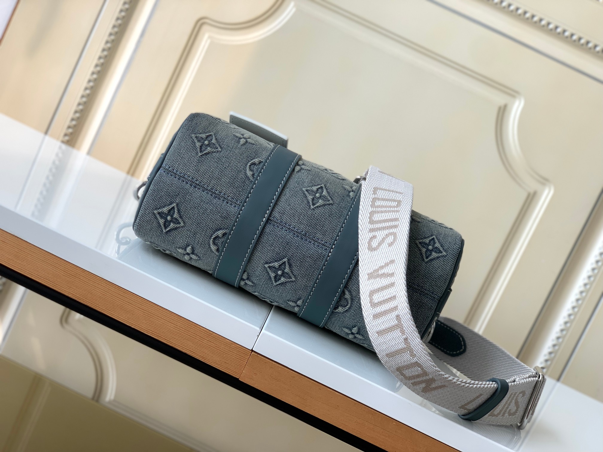Louis Vuitton Keepall Bandoulière 25 Monogram Washed Denim Handbag - Image 4