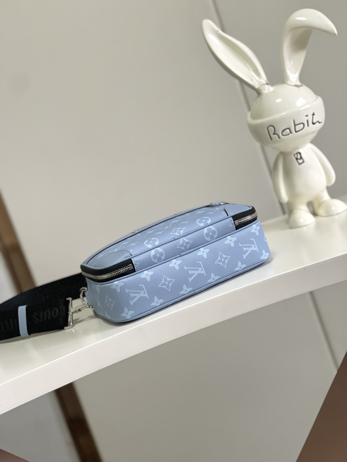 Louis Vuitton Alpha Messenger Bag M14073 - Image 4