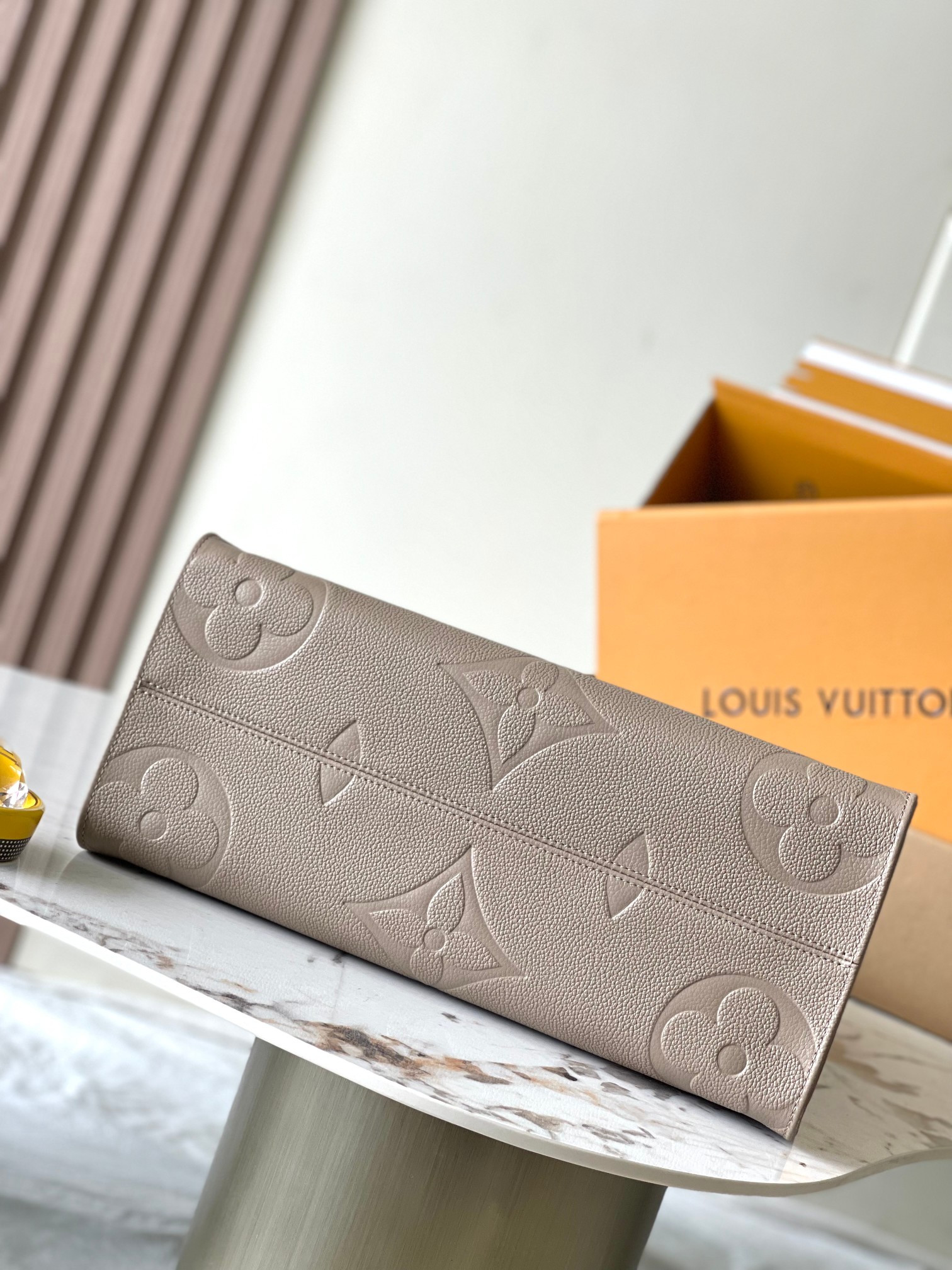 Louis Vuitton Onthego Medium Tote Bag - Image 4