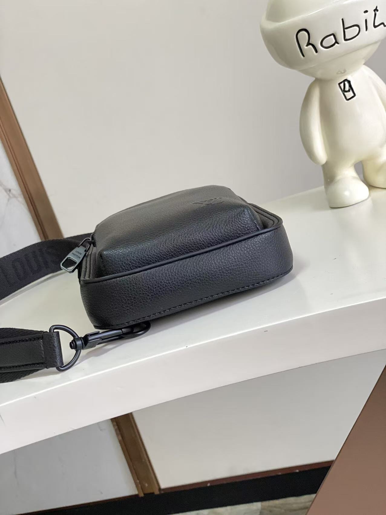 Louis Vuitton Avenue Sling Bag PM in Leather - Image 4