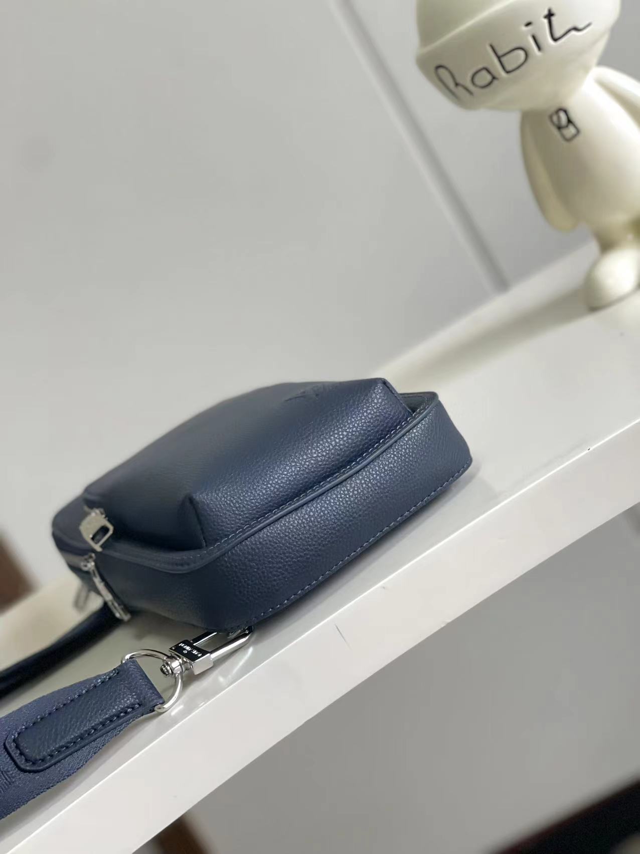Louis Vuitton Avenue Sling Bag PM in Leather - Image 4