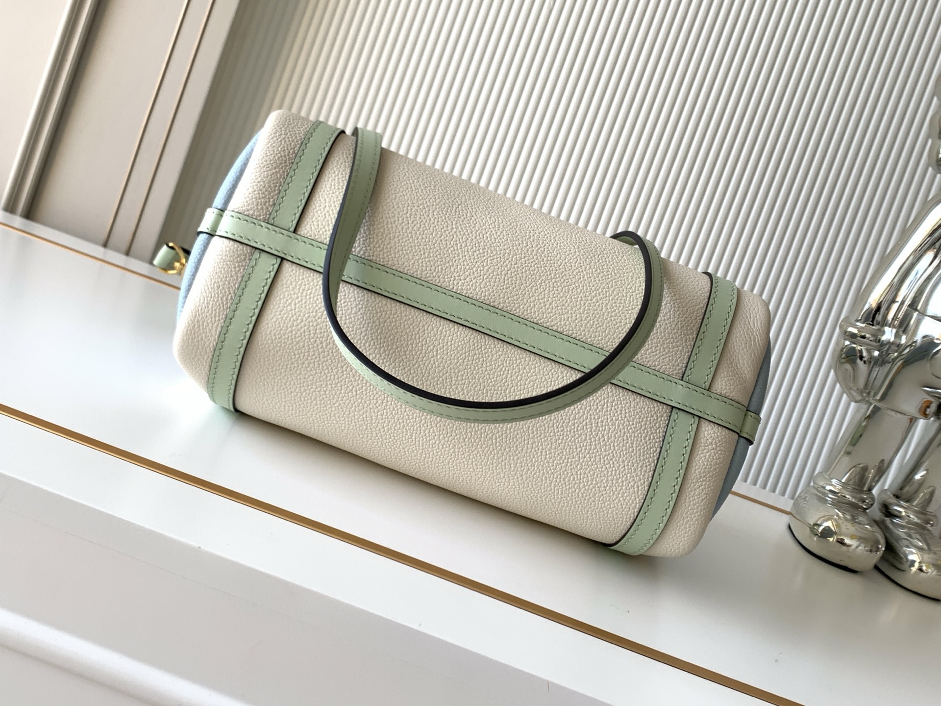 Louis Vuitton Express Small Handbag M26905 - Image 4